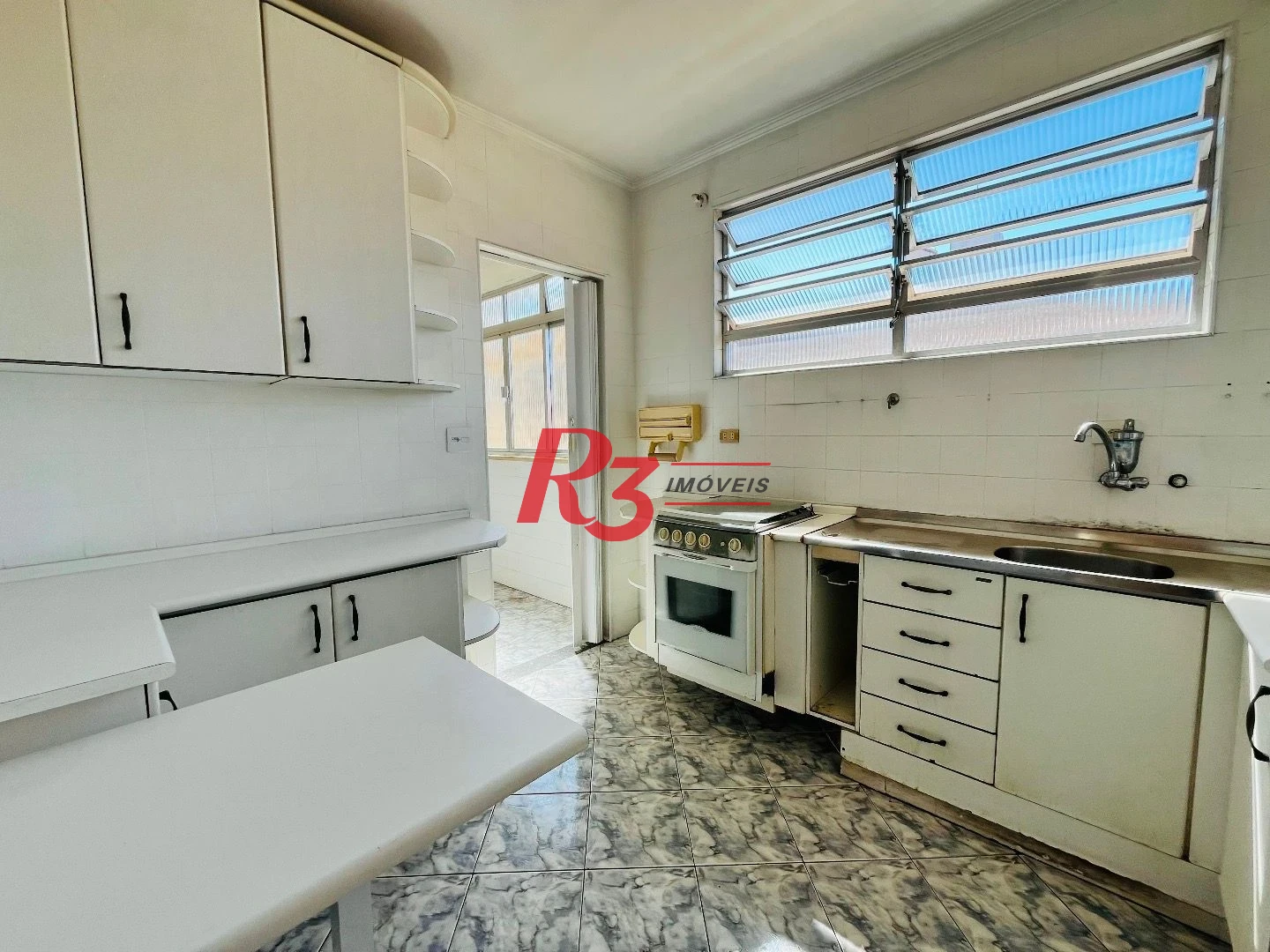 Apartamento com 2 dormitórios à venda, 62 m² por R$ 375.000,00 - Embaré - Santos/SP