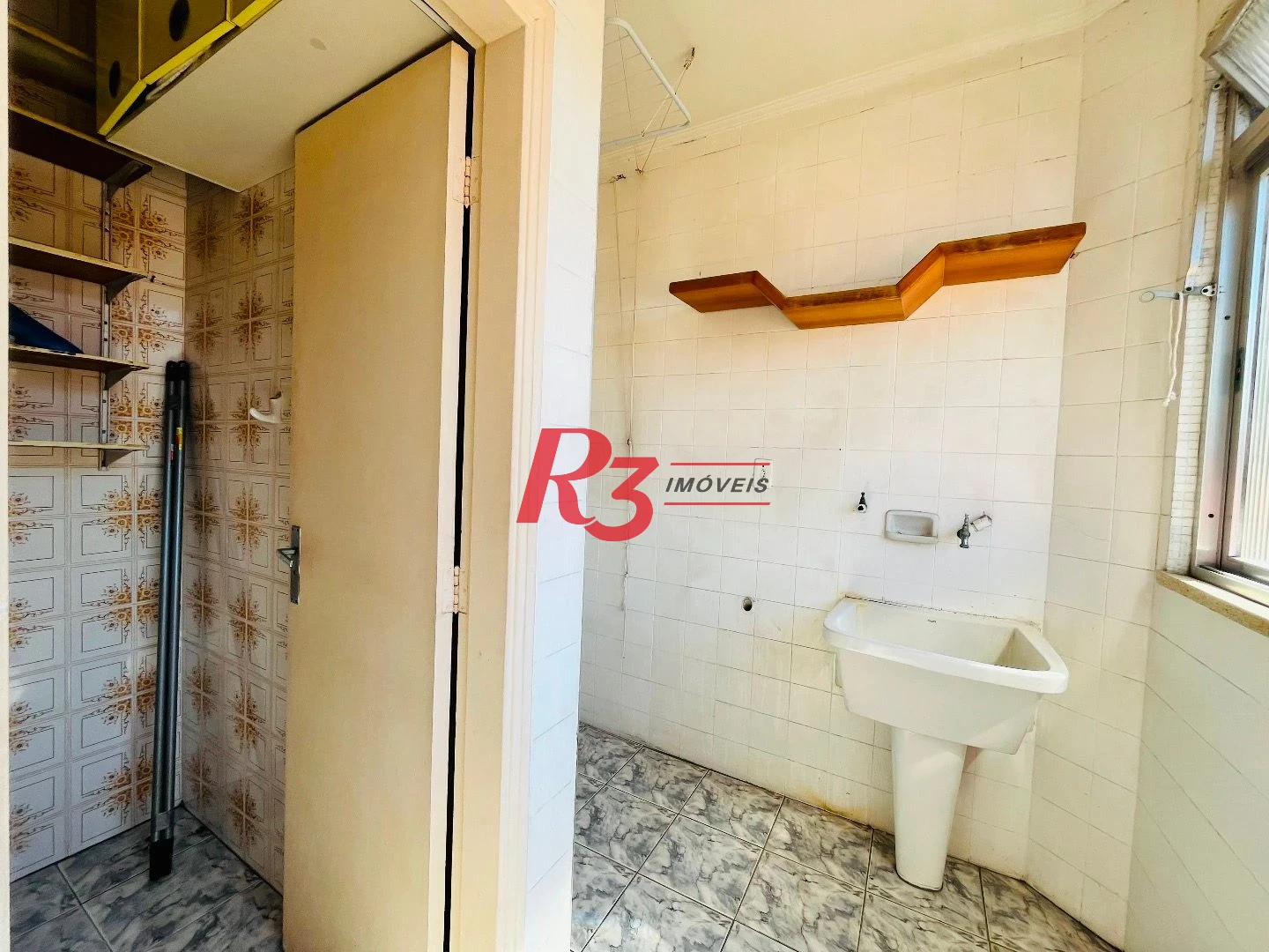 Apartamento com 2 dormitórios à venda, 62 m² por R$ 375.000,00 - Embaré - Santos/SP