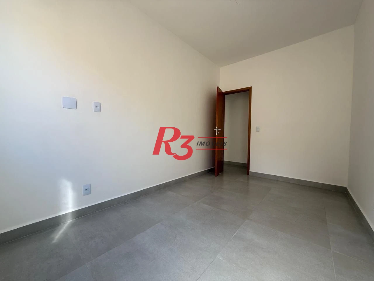 Casa com 3 dormitórios à venda, 134 m² por R$ 600.000,00 - Estuário - Santos/SP