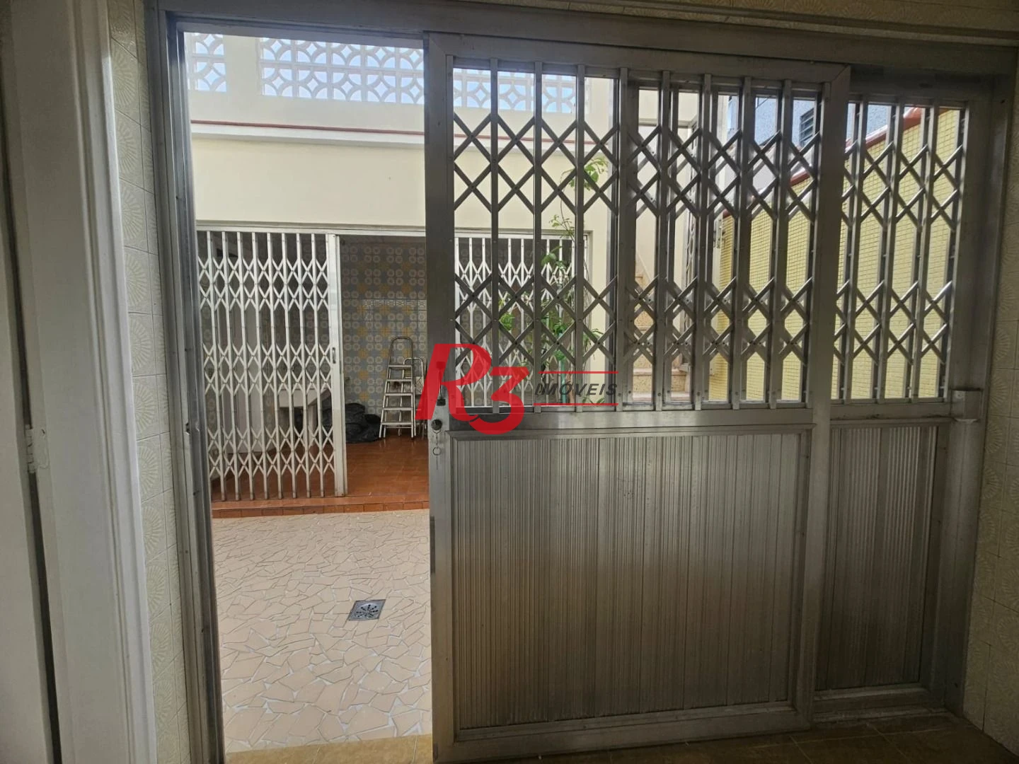 Sobrado á venda ou Alugar em Santos boqueirão 4 dormitórios 2 suítes