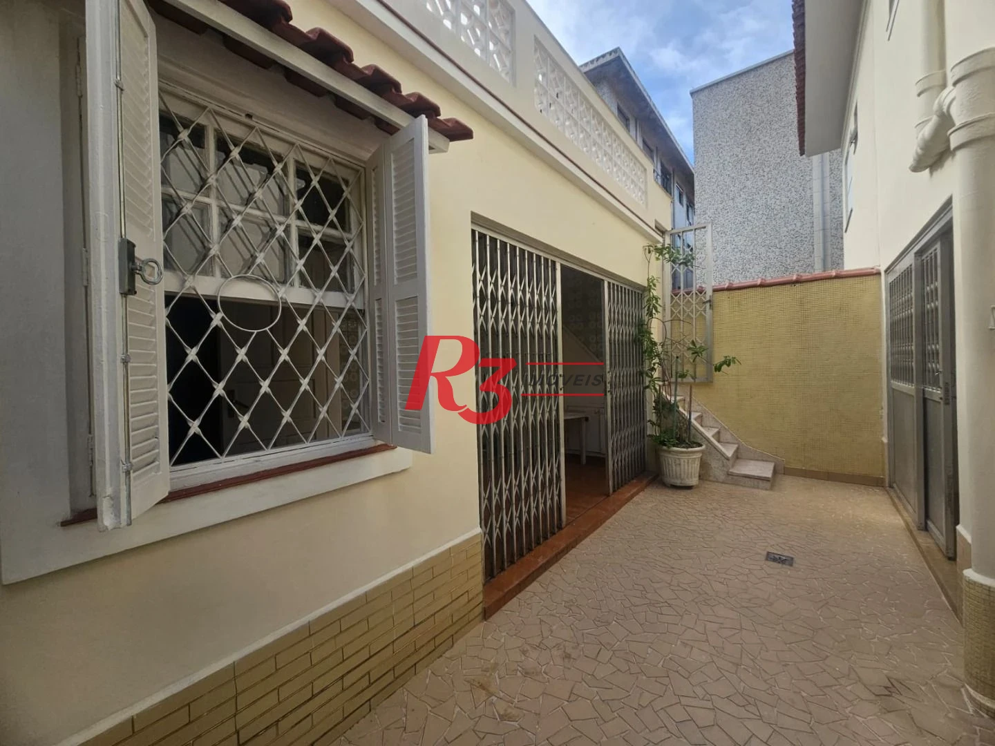 Sobrado á venda ou Alugar em Santos boqueirão 4 dormitórios 2 suítes