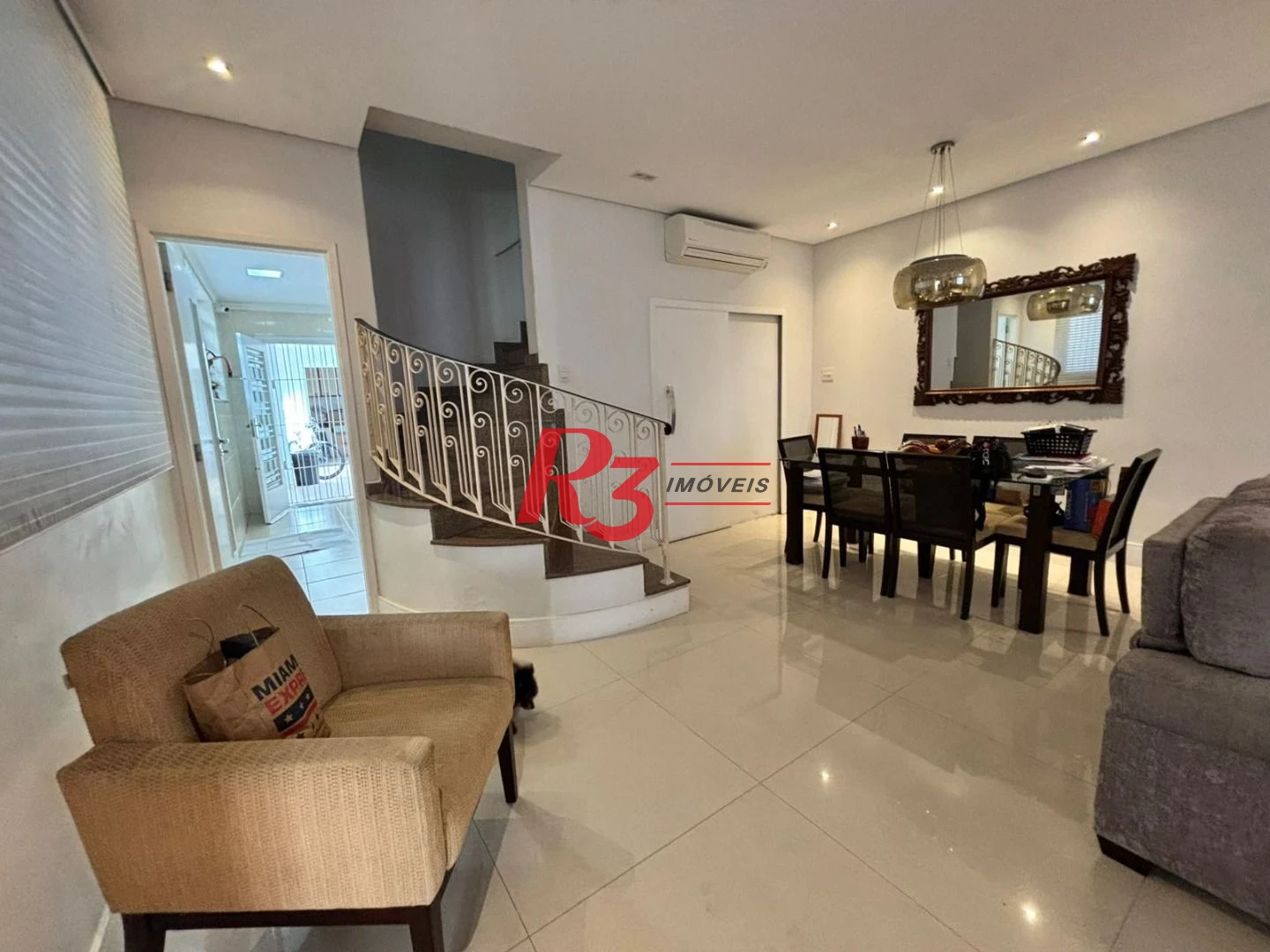 Sobrado com 3 dormitórios à venda, 187 m² por R$ 2.100.000,00 - Ponta da Praia - Santos/SP