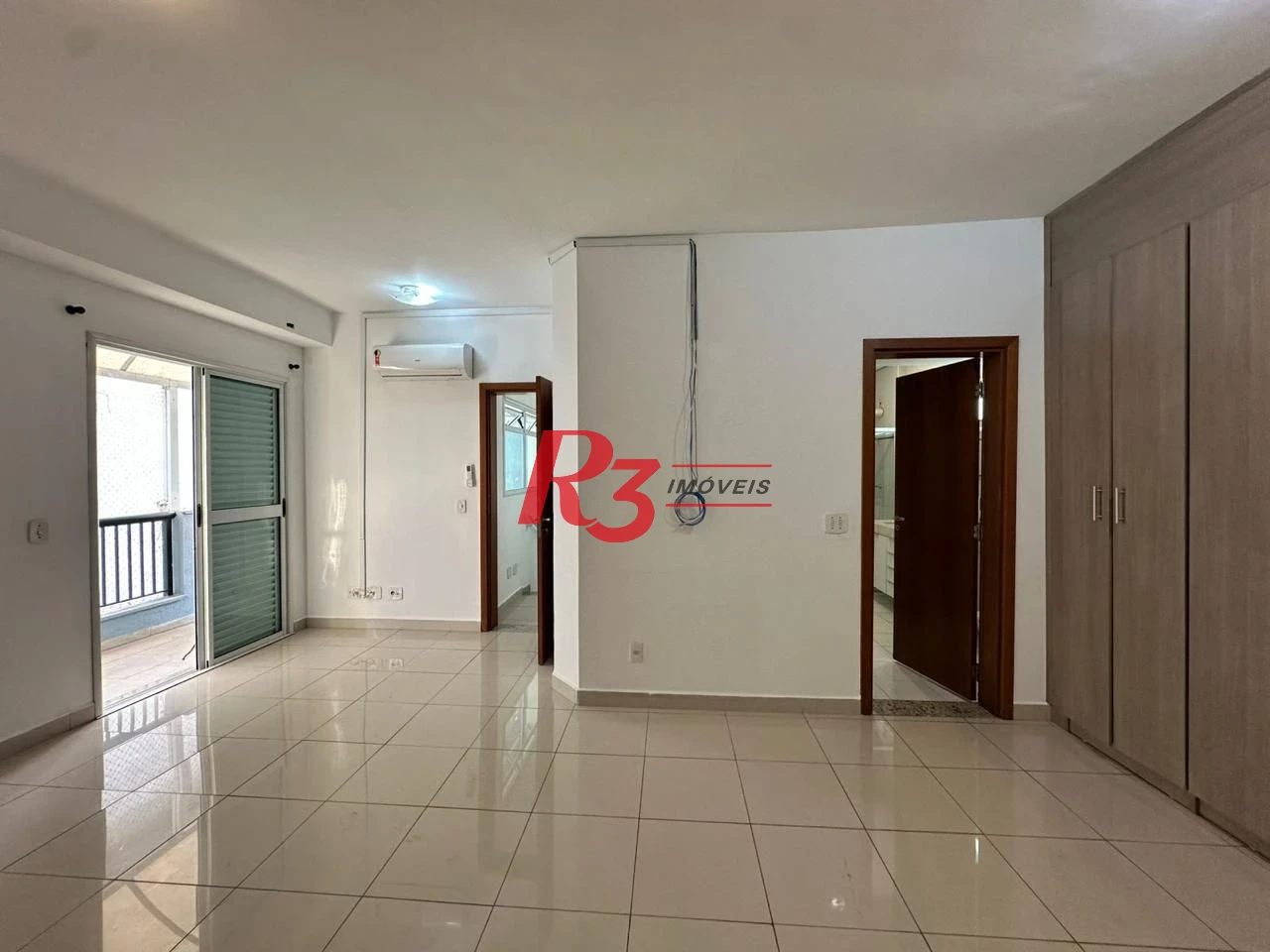 Casa 4 quartos e 4 vagas para locação na Ponta da Praia - Santos/SP