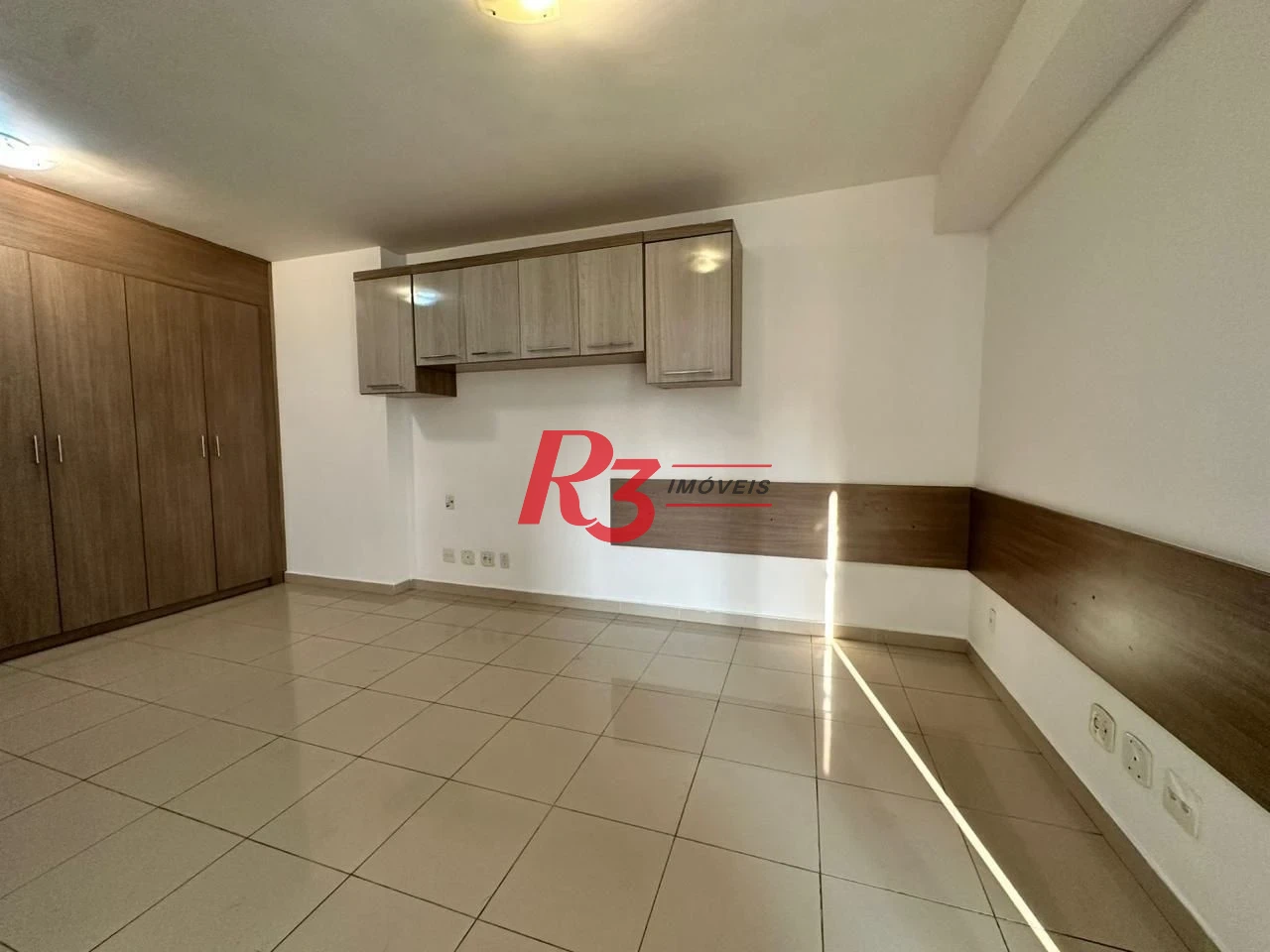Casa 4 quartos e 4 vagas para locação na Ponta da Praia - Santos/SP