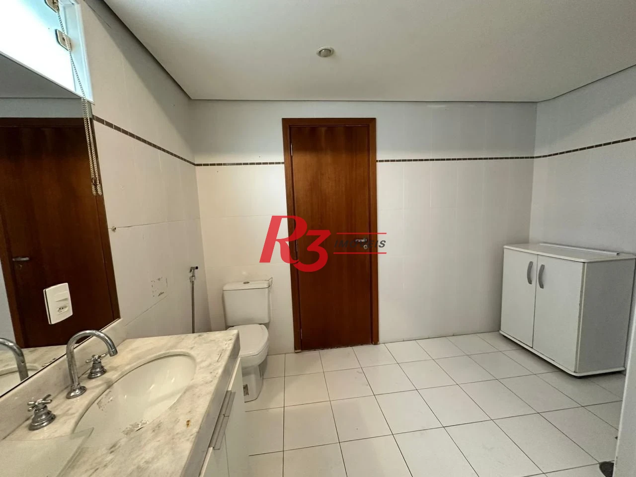 Casa 4 quartos e 4 vagas para locação na Ponta da Praia - Santos/SP