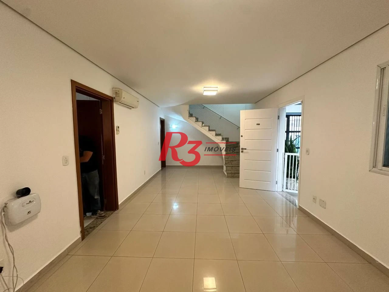 Casa 4 quartos e 4 vagas para locação na Ponta da Praia - Santos/SP