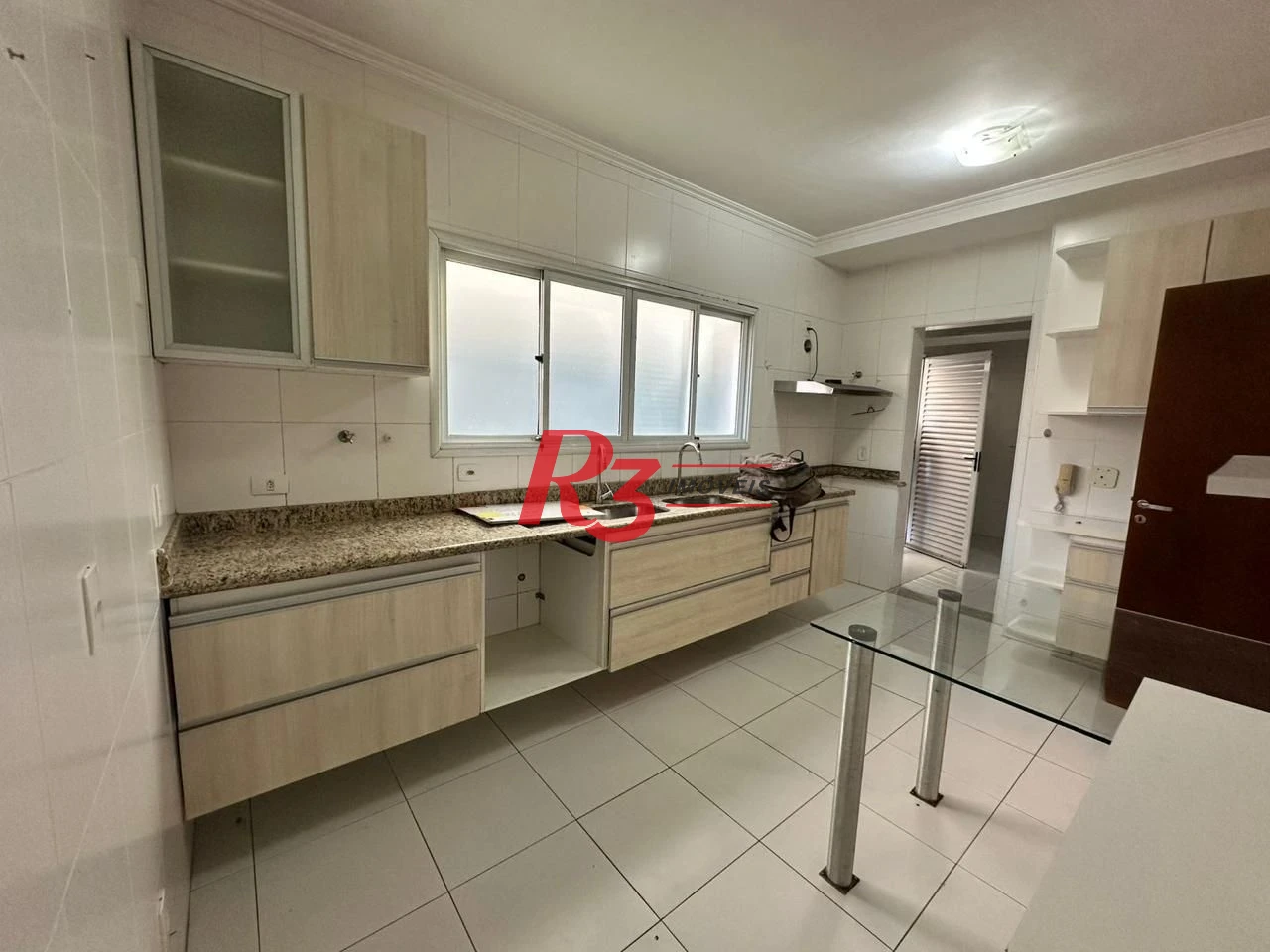 Casa 4 quartos e 4 vagas para locação na Ponta da Praia - Santos/SP