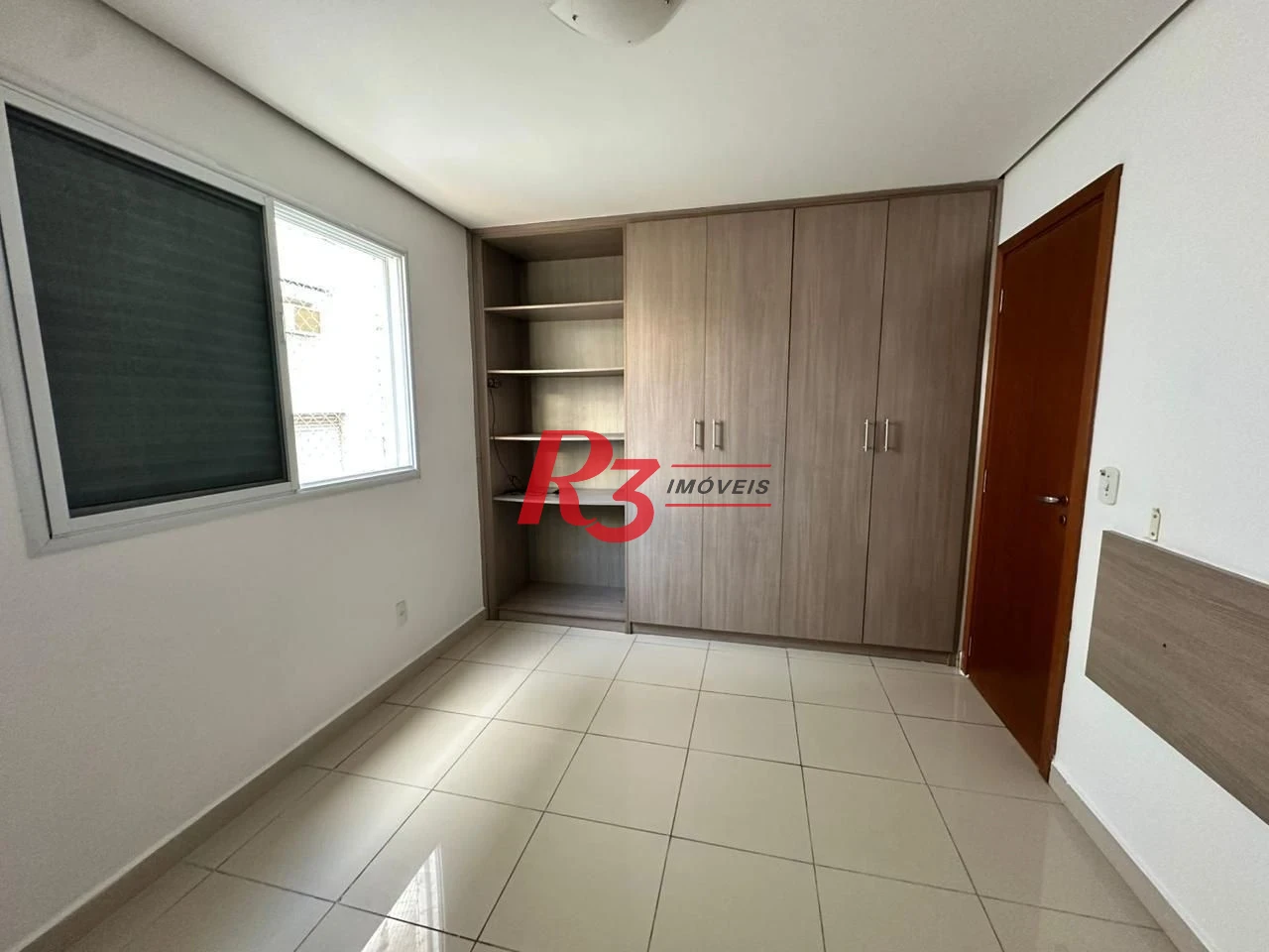 Casa 4 quartos e 4 vagas para locação na Ponta da Praia - Santos/SP