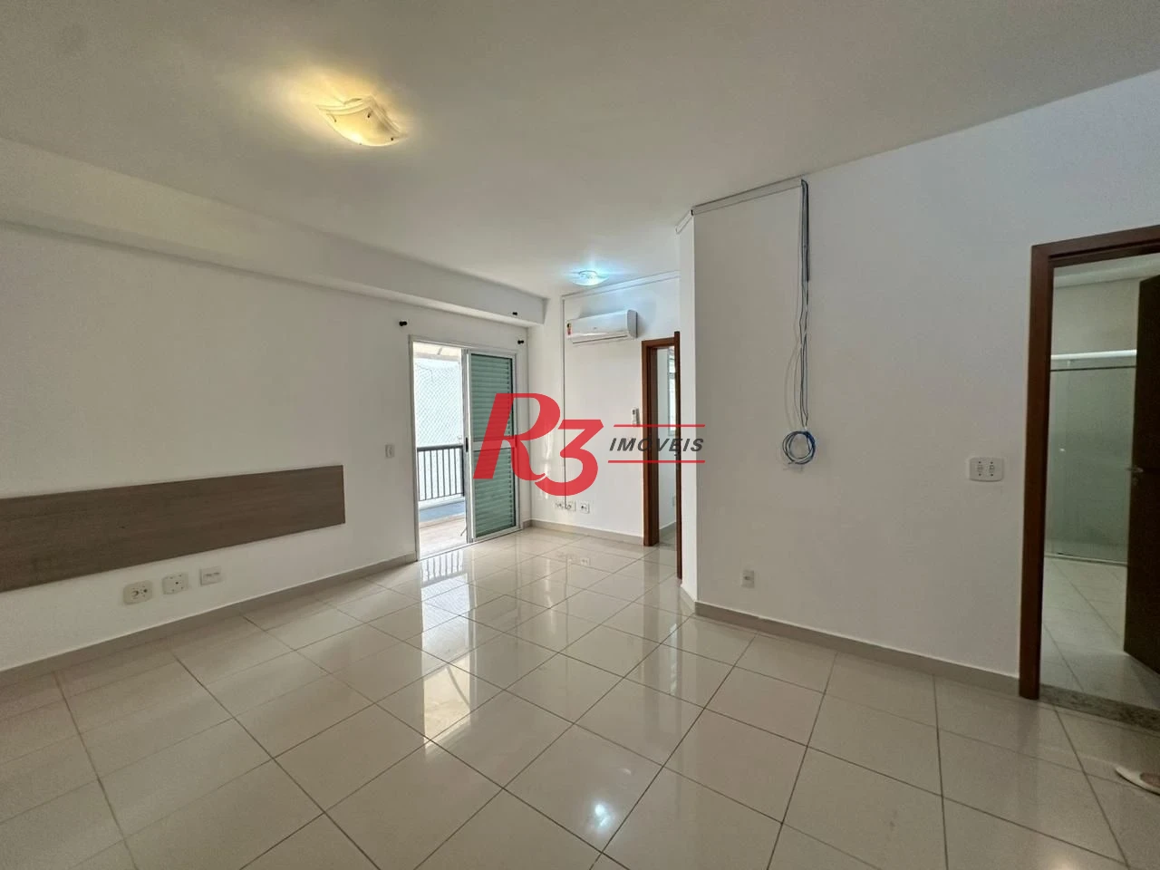Casa 4 quartos e 4 vagas para locação na Ponta da Praia - Santos/SP
