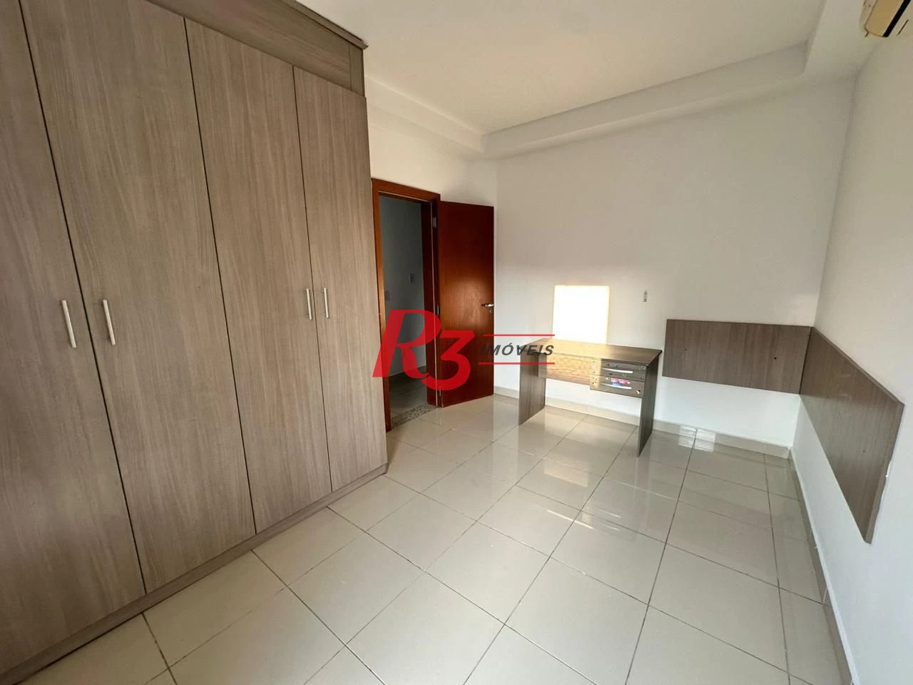 Casa 4 quartos e 4 vagas para locação na Ponta da Praia - Santos/SP