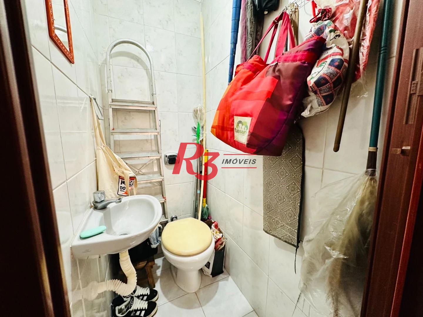 Casa sobreposta à venda 3 quartos suíte 1 vaga Boqueirão Santos