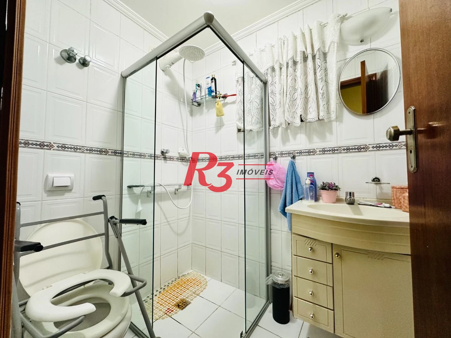 Casa sobreposta à venda 3 quartos suíte 1 vaga Boqueirão Santos