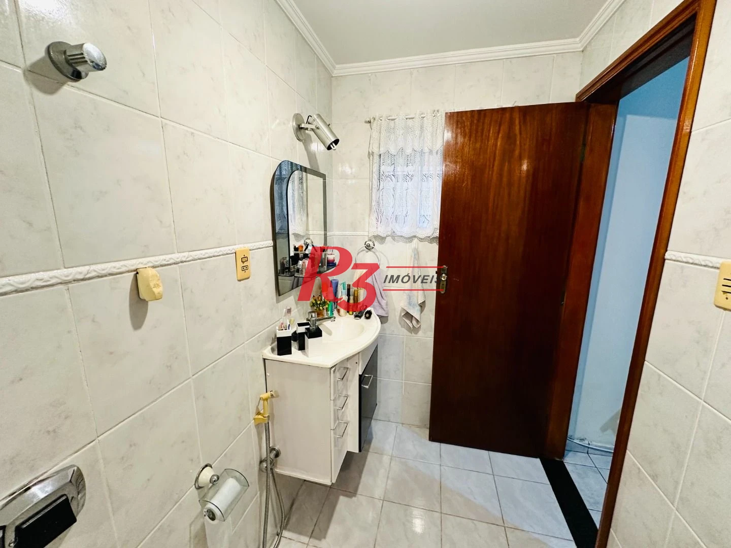 Casa sobreposta à venda 3 quartos suíte 1 vaga Boqueirão Santos