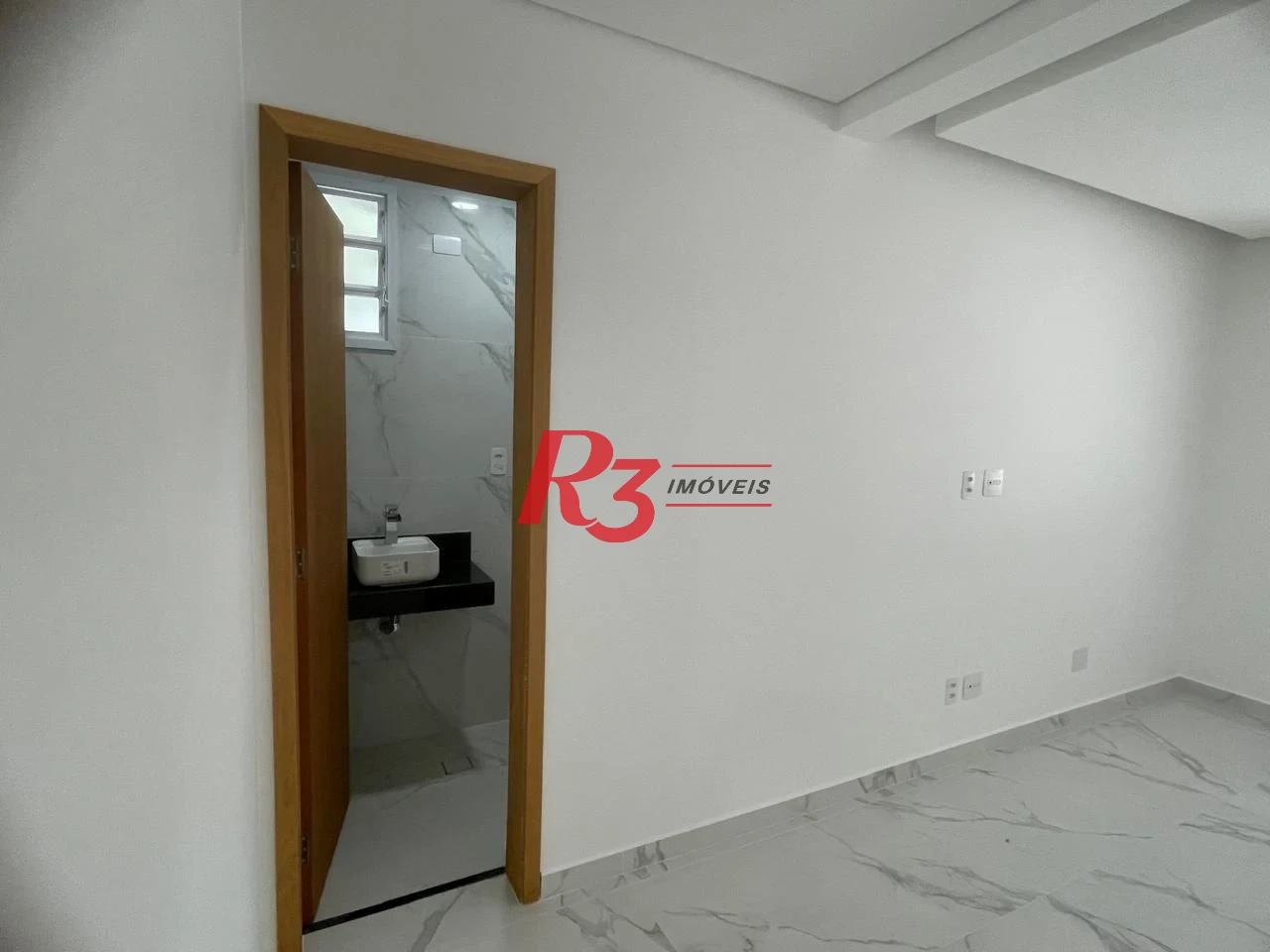 SOBREPOSTA COM 3 SUITES NA PONTA DA PRAIA COM CHURRASQUEIRA E PISCINA  -