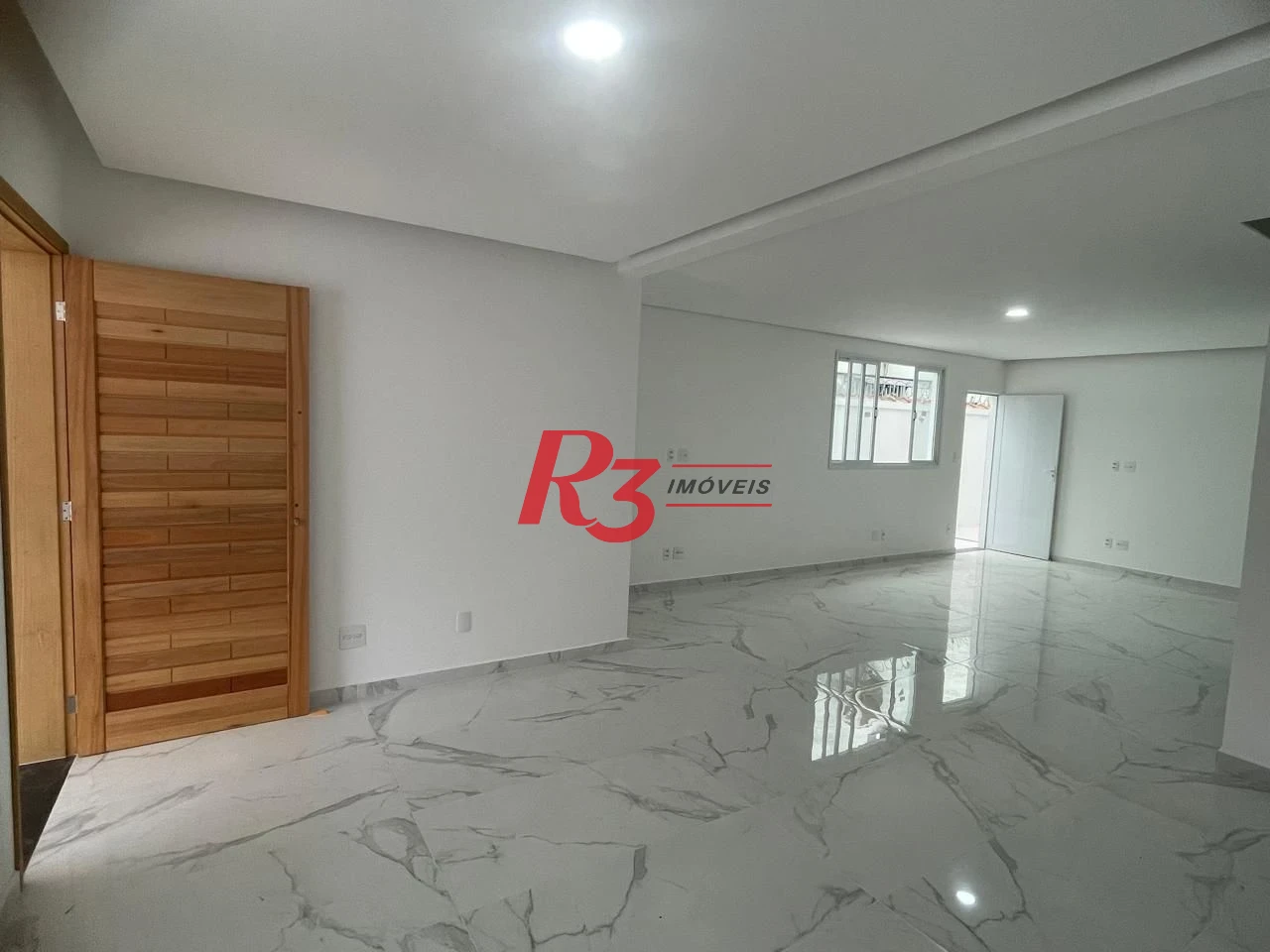 SOBREPOSTA COM 3 SUITES NA PONTA DA PRAIA COM CHURRASQUEIRA E PISCINA  -