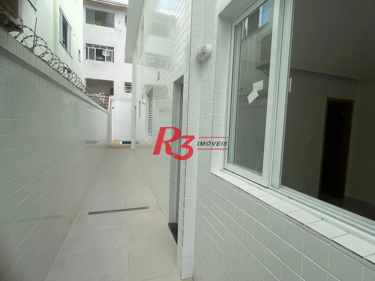 SOBREPOSTA COM 3 SUITES NA PONTA DA PRAIA COM CHURRASQUEIRA E PISCINA  -