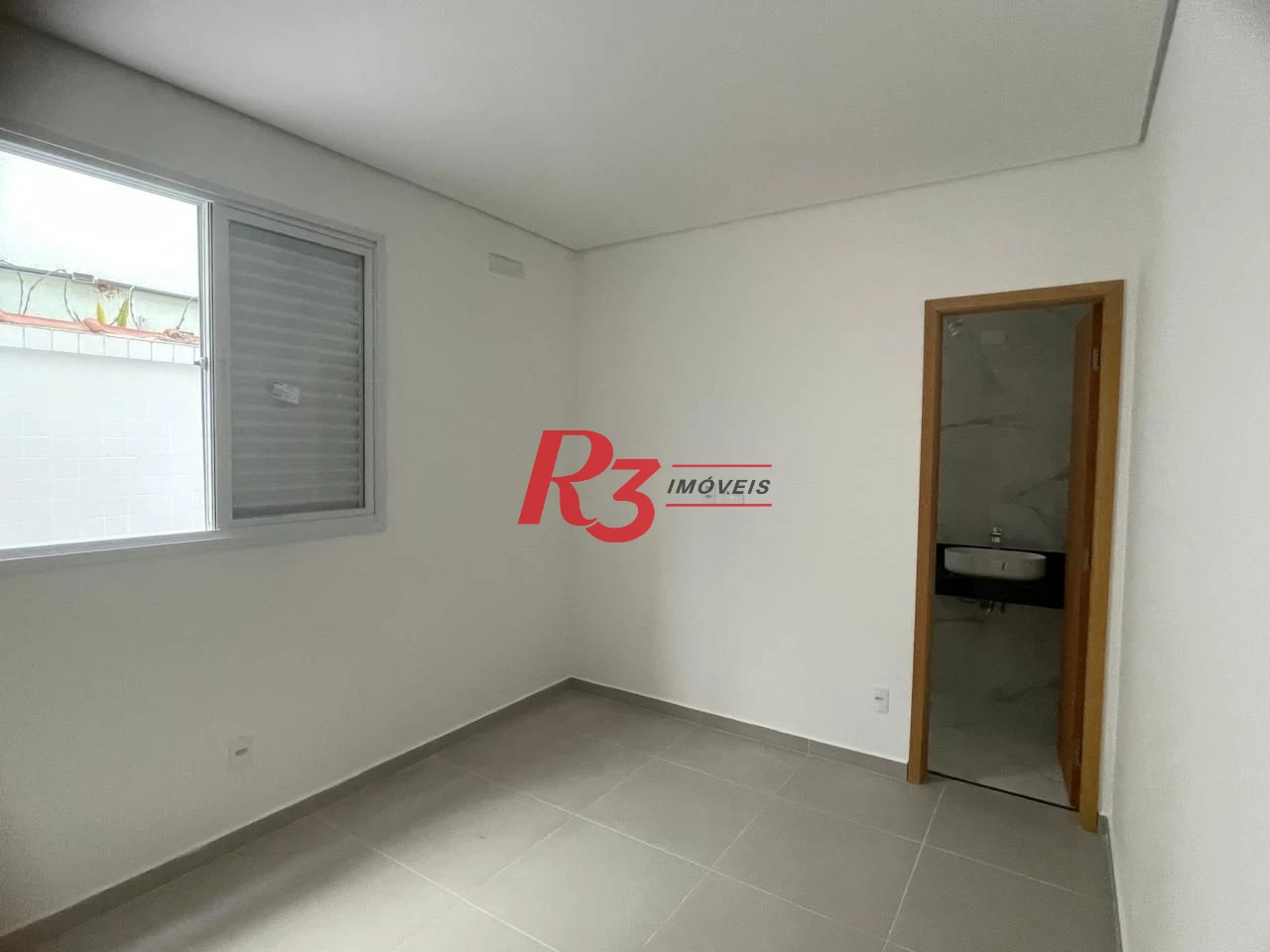 SOBREPOSTA COM 3 SUITES NA PONTA DA PRAIA COM CHURRASQUEIRA E PISCINA  -