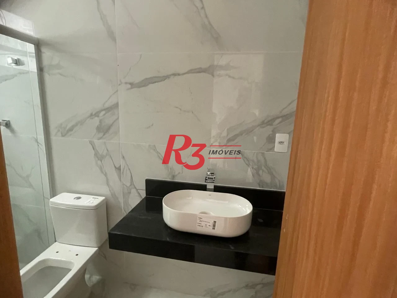 SOBREPOSTA COM 3 SUITES NA PONTA DA PRAIA COM CHURRASQUEIRA E PISCINA  -