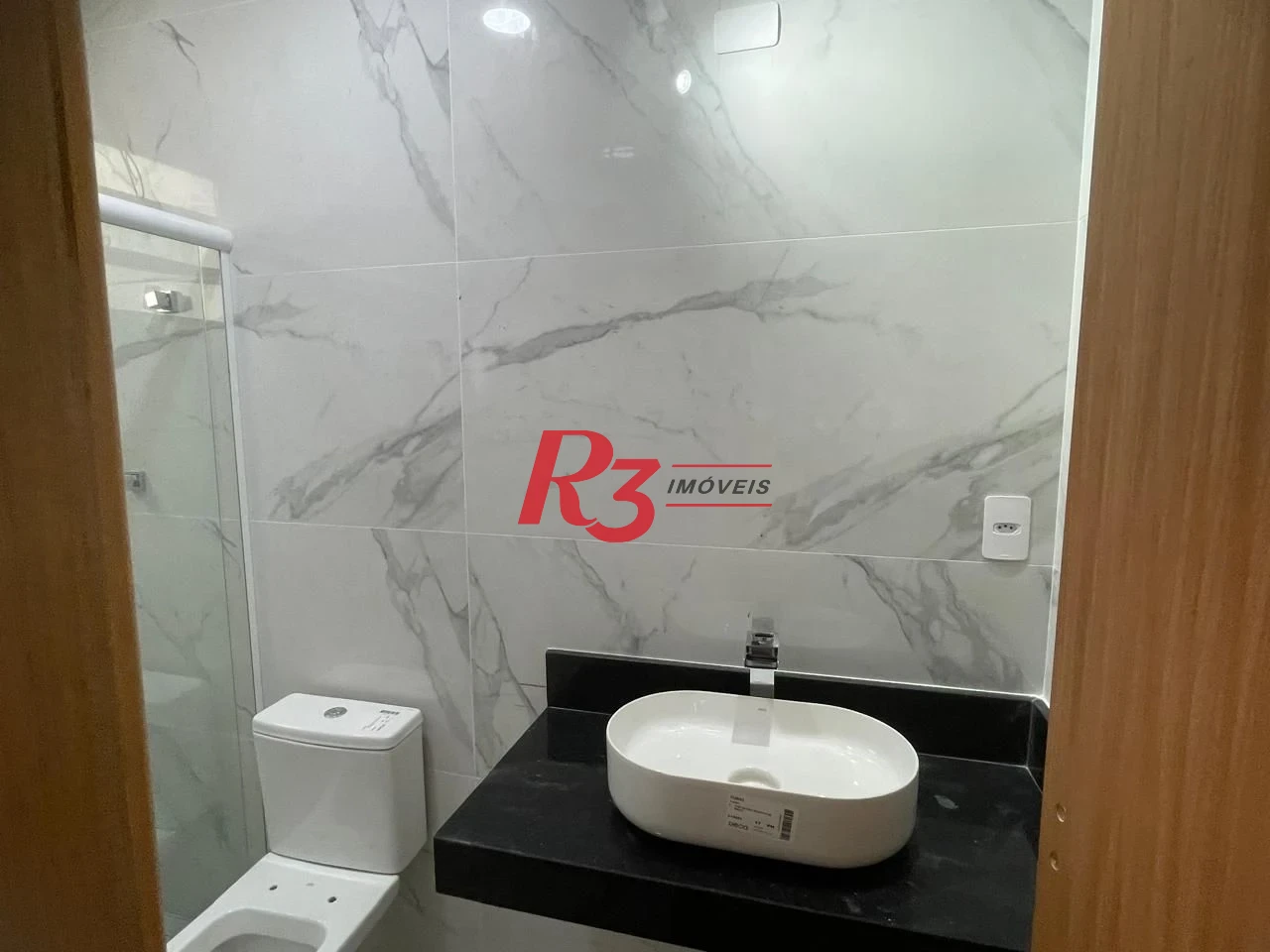 SOBREPOSTA COM 3 SUITES NA PONTA DA PRAIA COM CHURRASQUEIRA E PISCINA  -