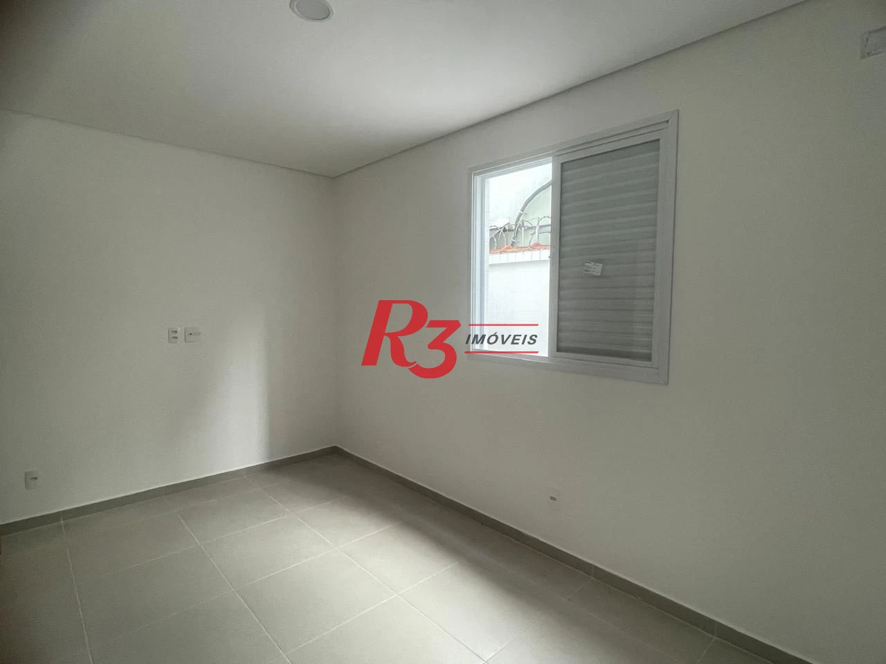 SOBREPOSTA COM 3 SUITES NA PONTA DA PRAIA COM CHURRASQUEIRA E PISCINA  -