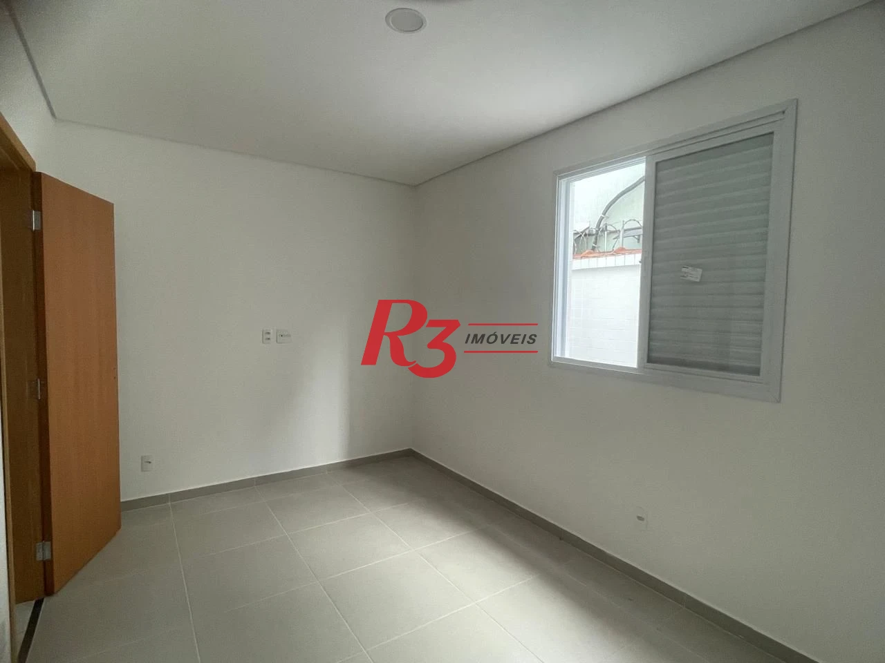 SOBREPOSTA COM 3 SUITES NA PONTA DA PRAIA COM CHURRASQUEIRA E PISCINA  -