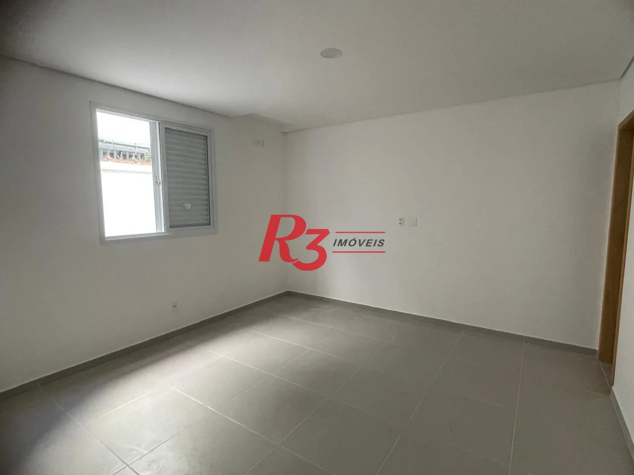 SOBREPOSTA COM 3 SUITES NA PONTA DA PRAIA COM CHURRASQUEIRA E PISCINA  -