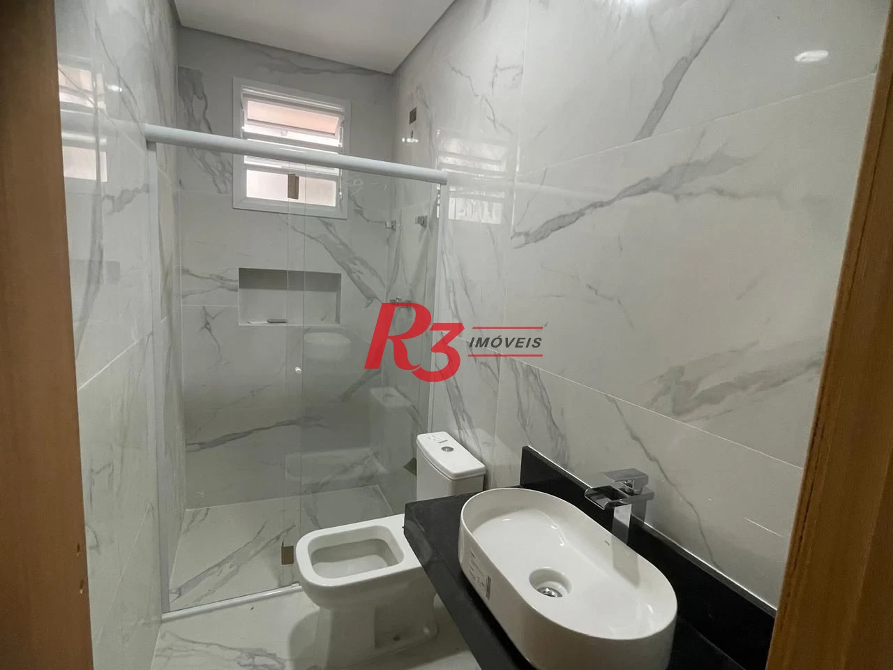SOBREPOSTA COM 3 SUITES NA PONTA DA PRAIA COM CHURRASQUEIRA E PISCINA  -