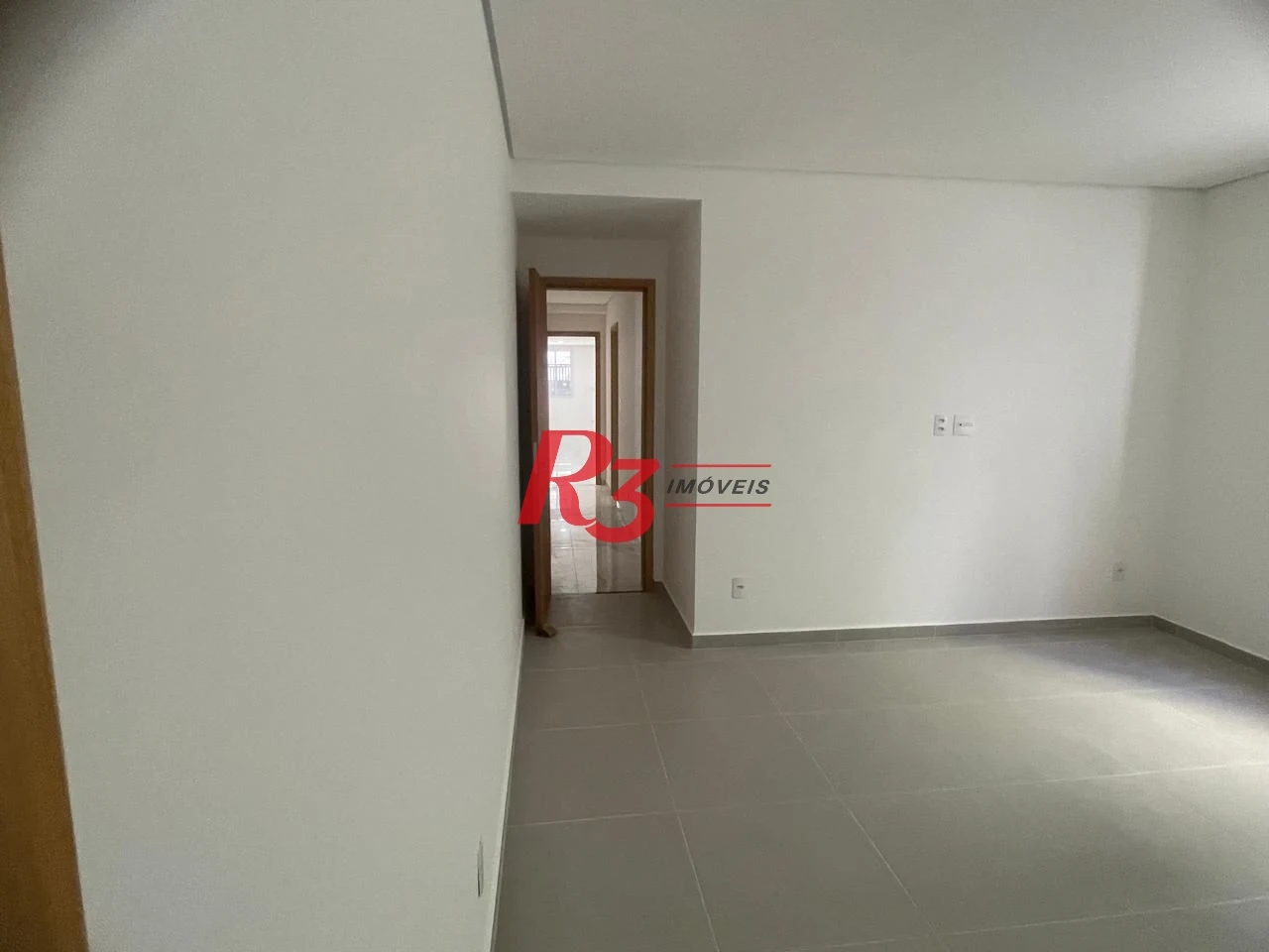 SOBREPOSTA COM 3 SUITES NA PONTA DA PRAIA COM CHURRASQUEIRA E PISCINA  -
