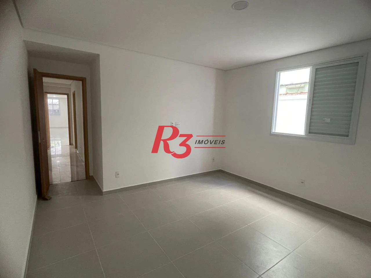 SOBREPOSTA COM 3 SUITES NA PONTA DA PRAIA COM CHURRASQUEIRA E PISCINA  -