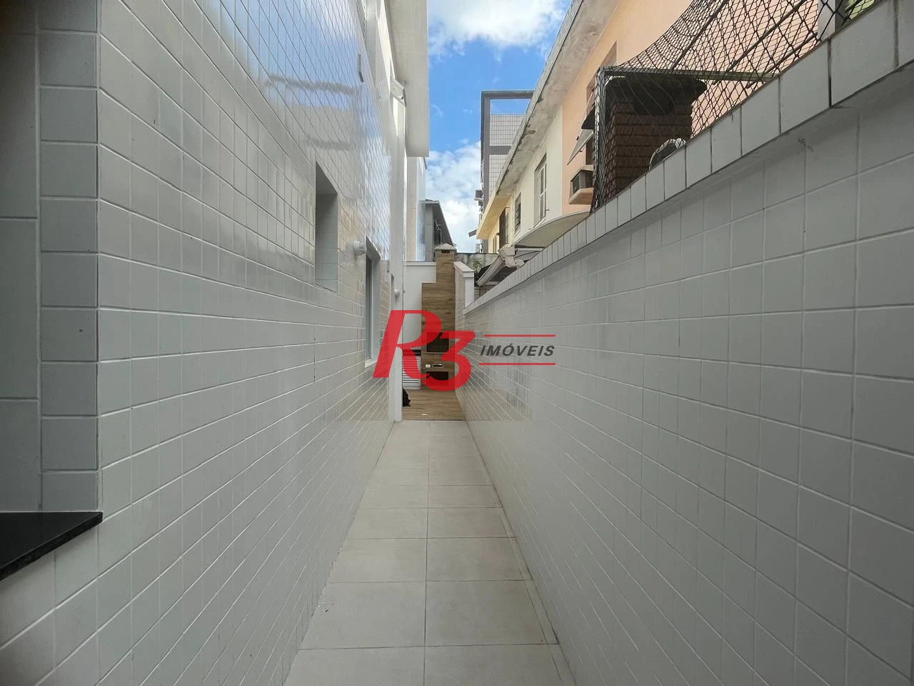 SOBREPOSTA COM 3 SUITES NA PONTA DA PRAIA COM CHURRASQUEIRA E PISCINA  -