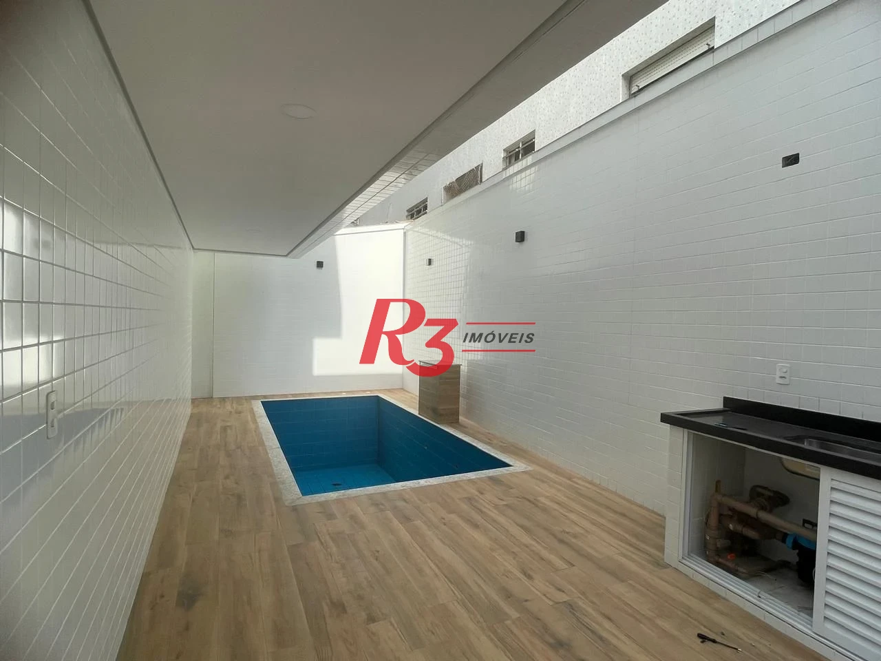 SOBREPOSTA COM 3 SUITES NA PONTA DA PRAIA COM CHURRASQUEIRA E PISCINA  -