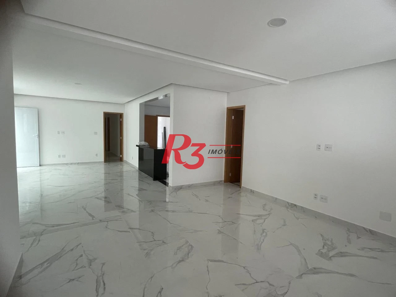 SOBREPOSTA COM 3 SUITES NA PONTA DA PRAIA COM CHURRASQUEIRA E PISCINA  -