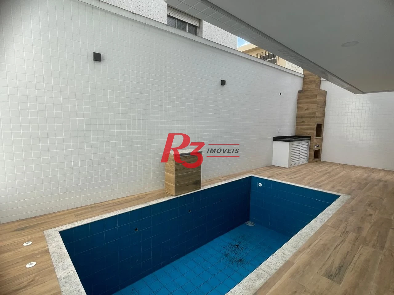 SOBREPOSTA COM 3 SUITES NA PONTA DA PRAIA COM CHURRASQUEIRA E PISCINA  -