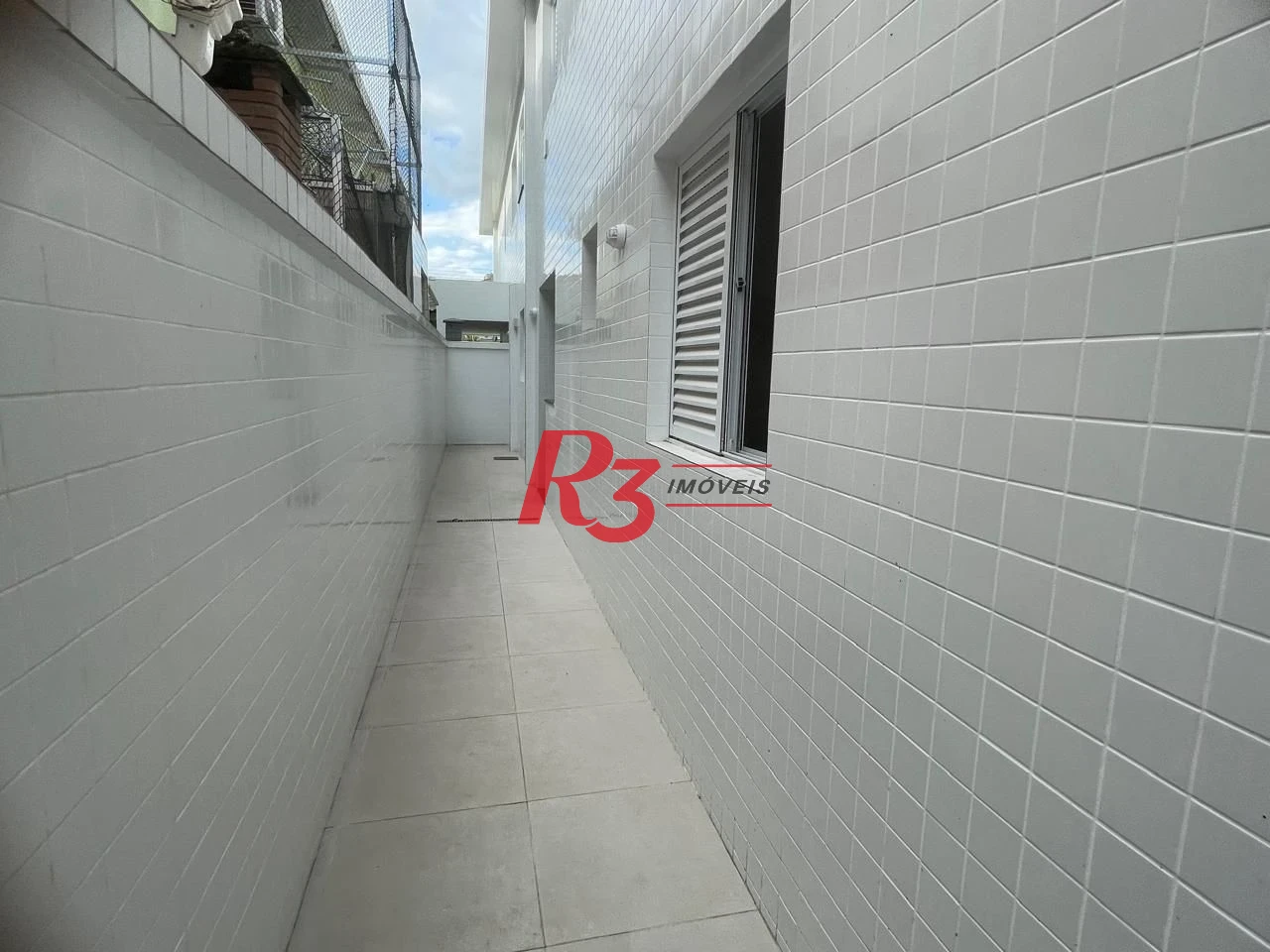 SOBREPOSTA COM 3 SUITES NA PONTA DA PRAIA COM CHURRASQUEIRA E PISCINA  -