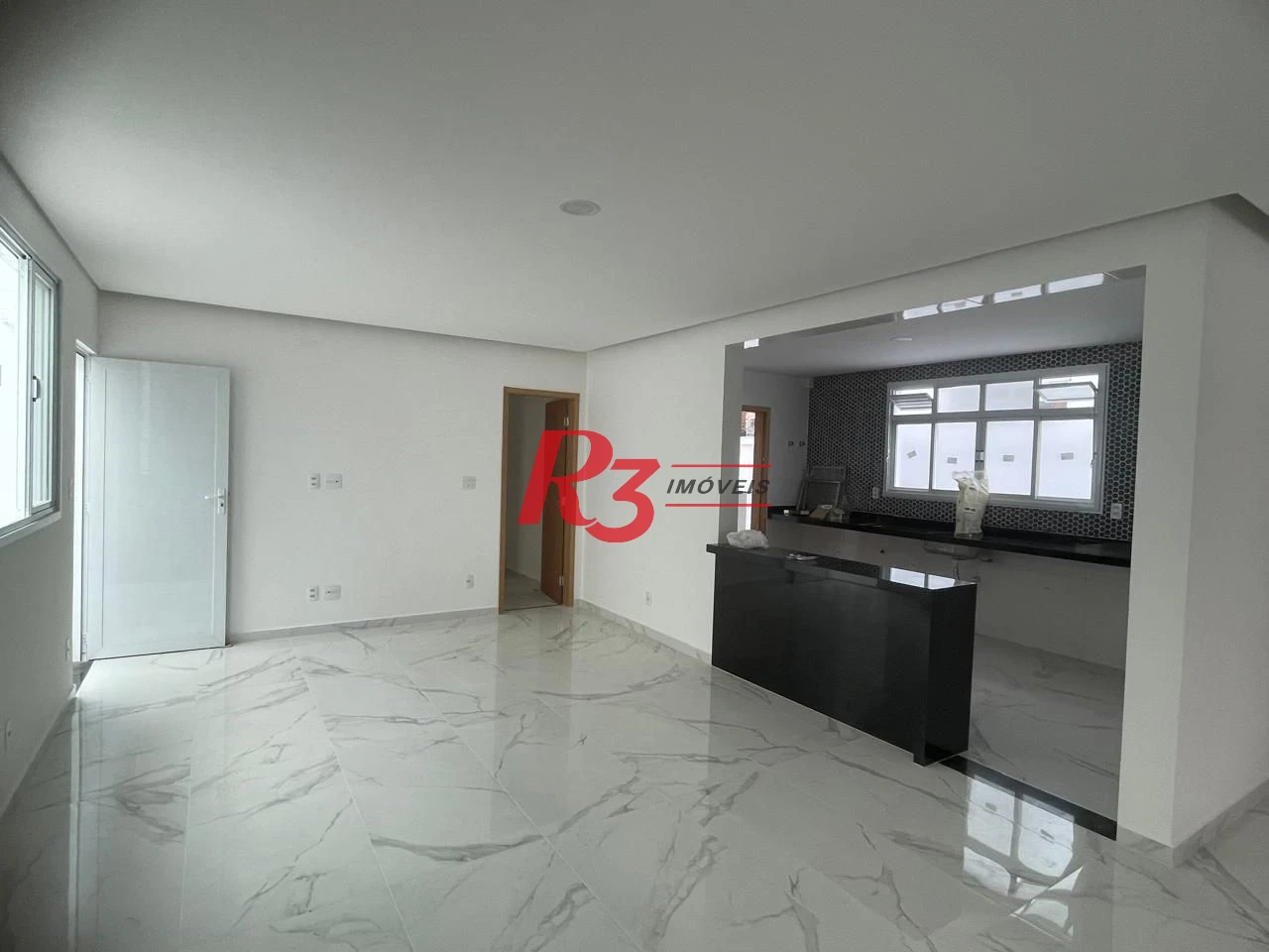 SOBREPOSTA COM 3 SUITES NA PONTA DA PRAIA COM CHURRASQUEIRA E PISCINA  -