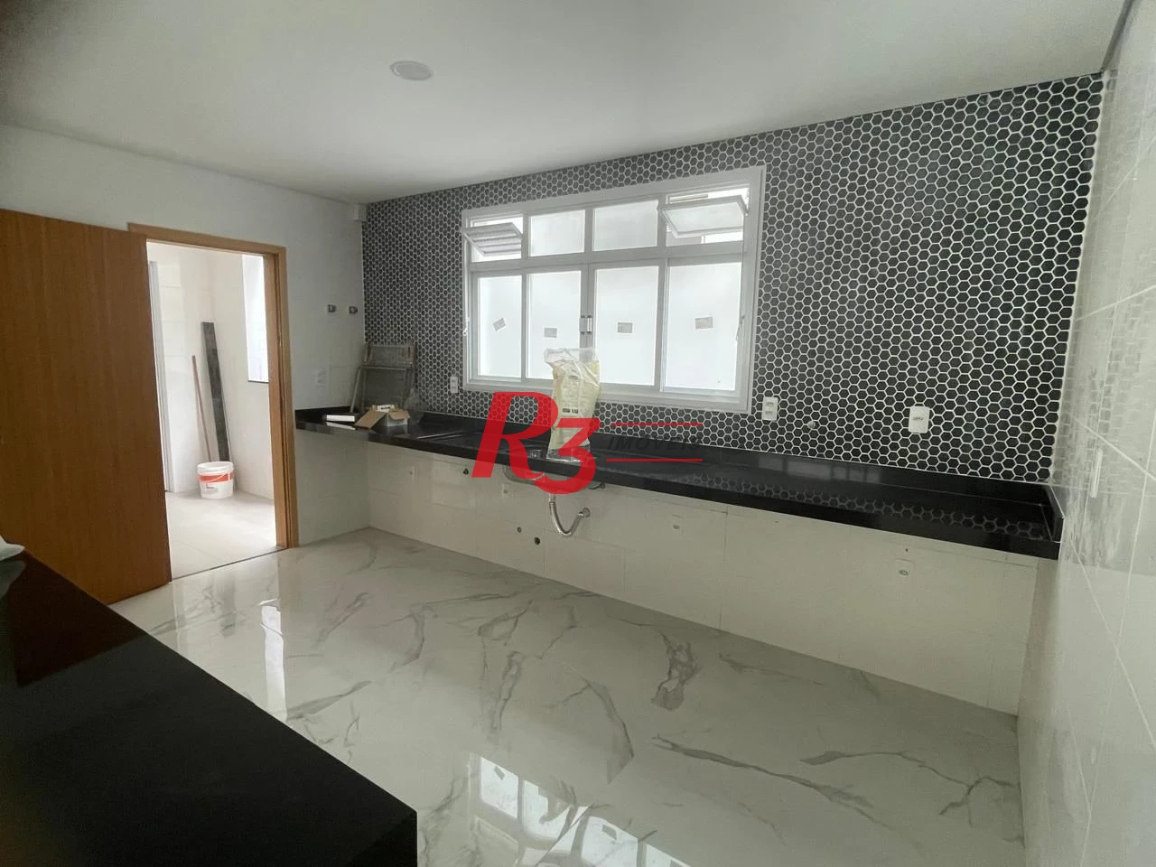 SOBREPOSTA COM 3 SUITES NA PONTA DA PRAIA COM CHURRASQUEIRA E PISCINA  -