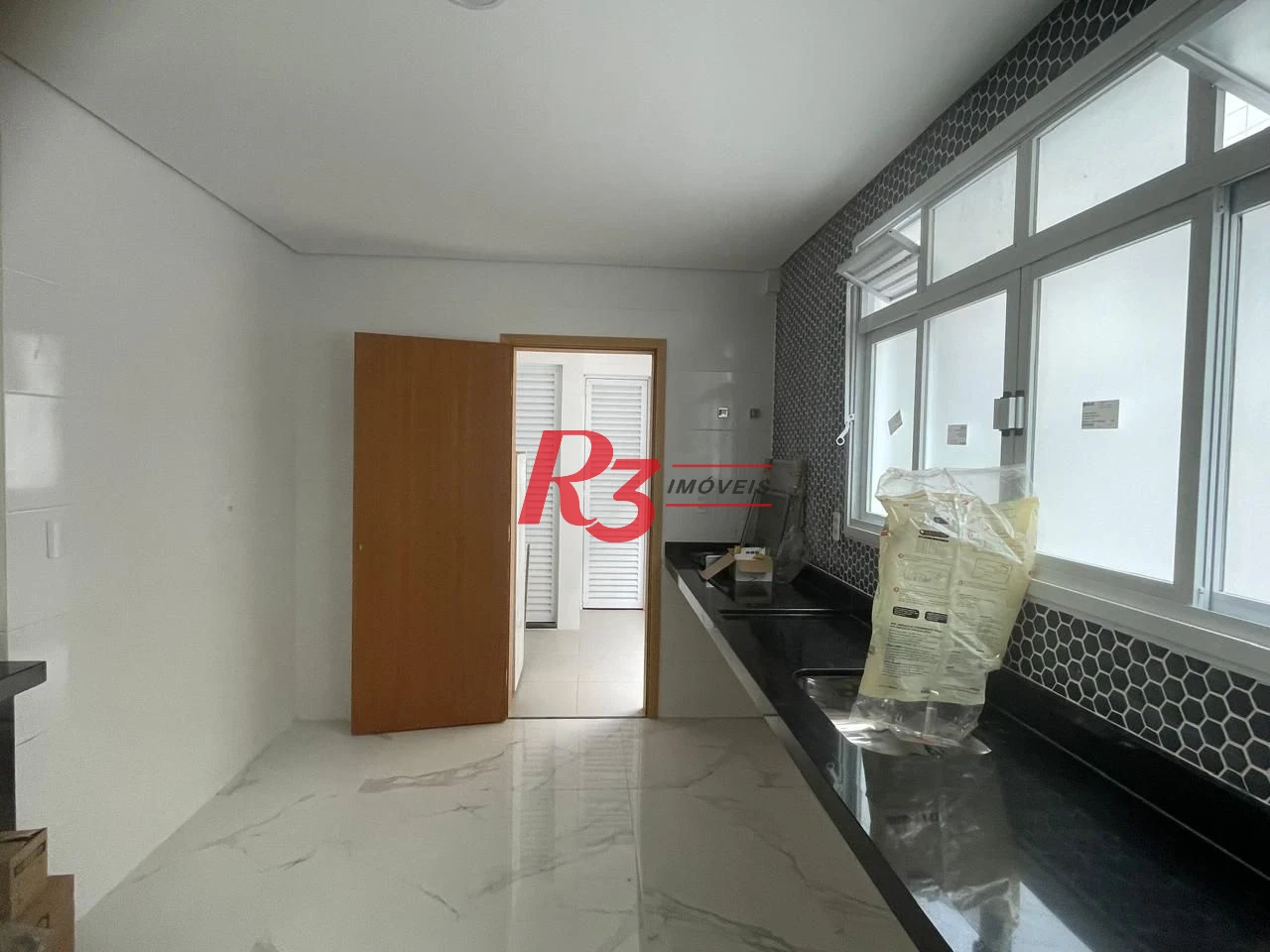 SOBREPOSTA COM 3 SUITES NA PONTA DA PRAIA COM CHURRASQUEIRA E PISCINA  -