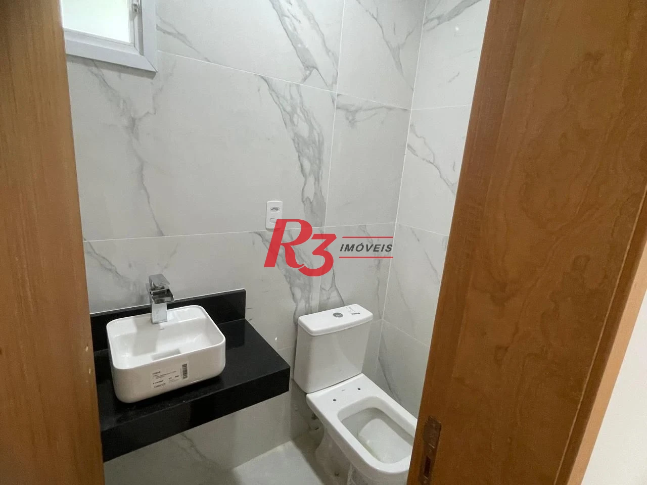 SOBREPOSTA COM 3 SUITES NA PONTA DA PRAIA COM CHURRASQUEIRA E PISCINA  -