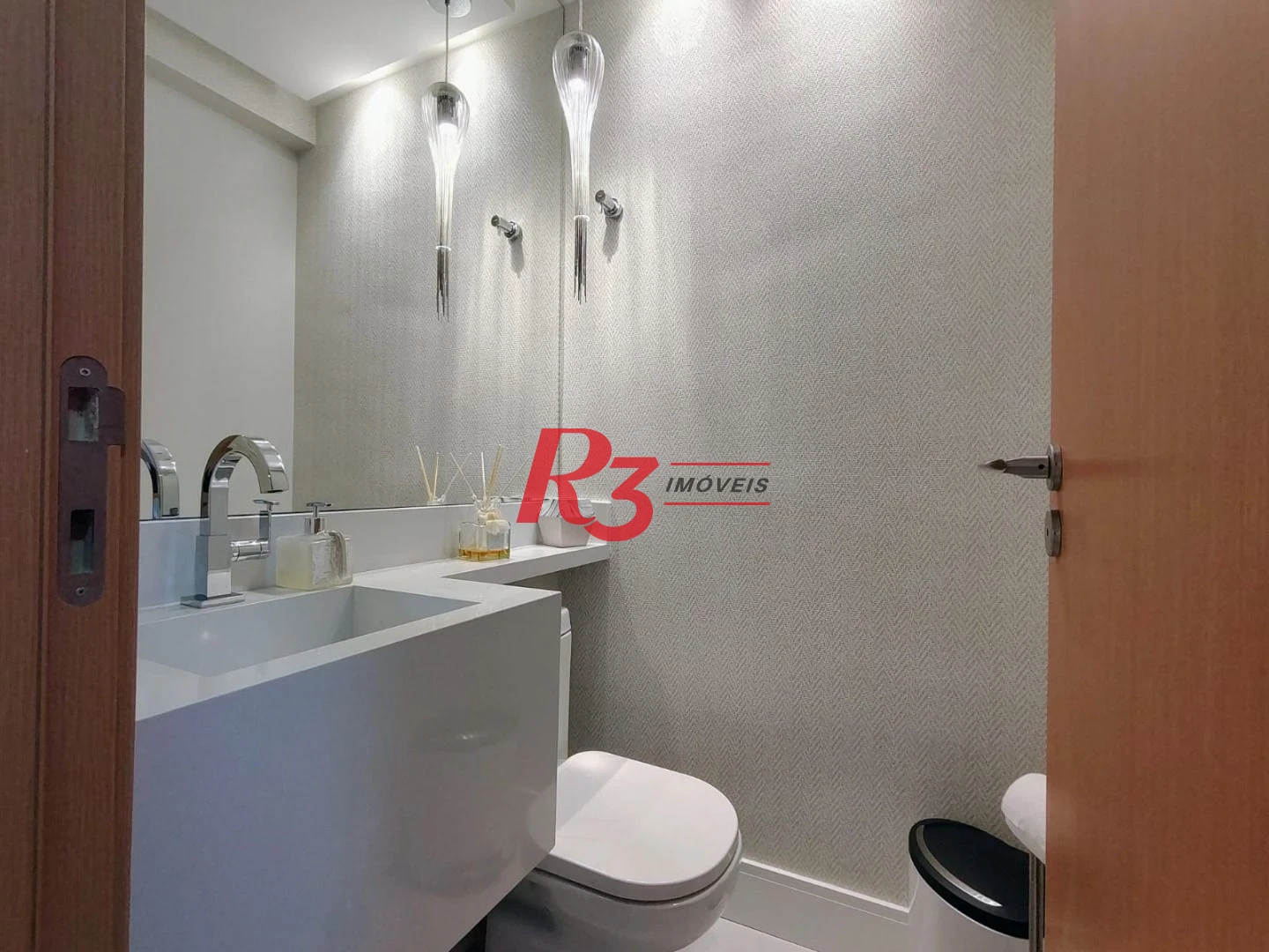 Apartamento com 3 dormitórios para alugar, com 104m², por R$ 15.000,00/mês - Gonzaga - Santos/SP