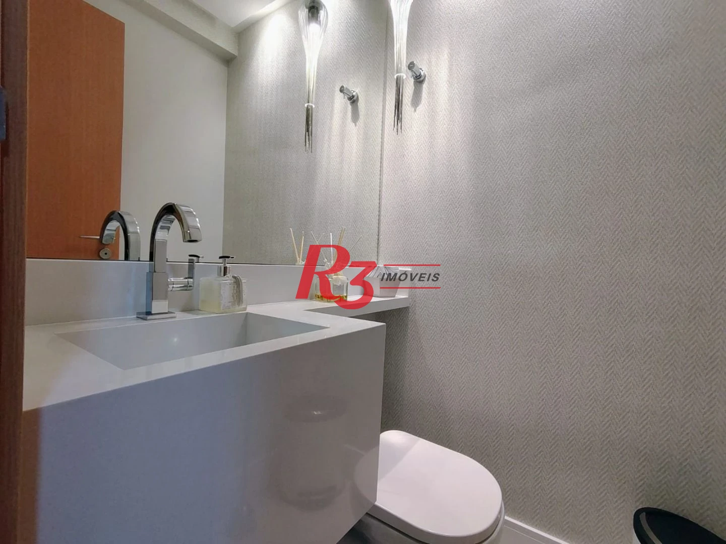Apartamento com 3 dormitórios para alugar, com 104m², por R$ 15.000,00/mês - Gonzaga - Santos/SP