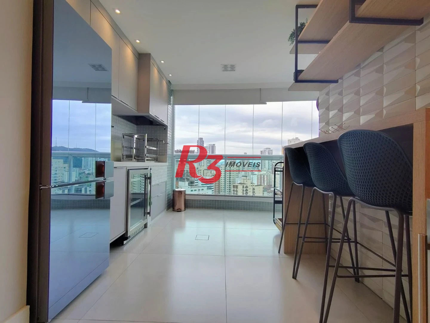 Apartamento com 3 dormitórios para alugar, com 104m², por R$ 15.000,00/mês - Gonzaga - Santos/SP