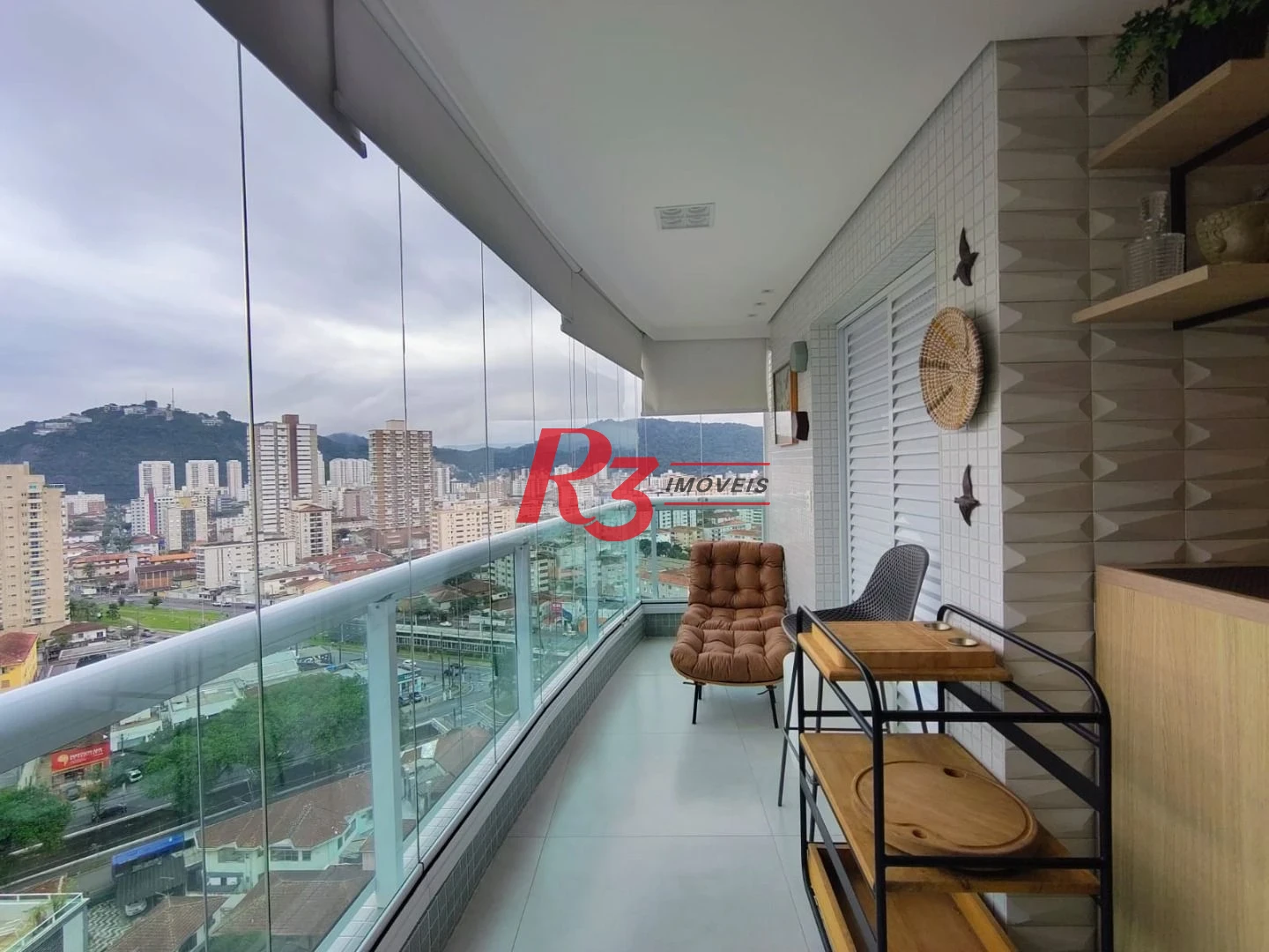 Apartamento com 3 dormitórios para alugar, com 104m², por R$ 15.000,00/mês - Gonzaga - Santos/SP
