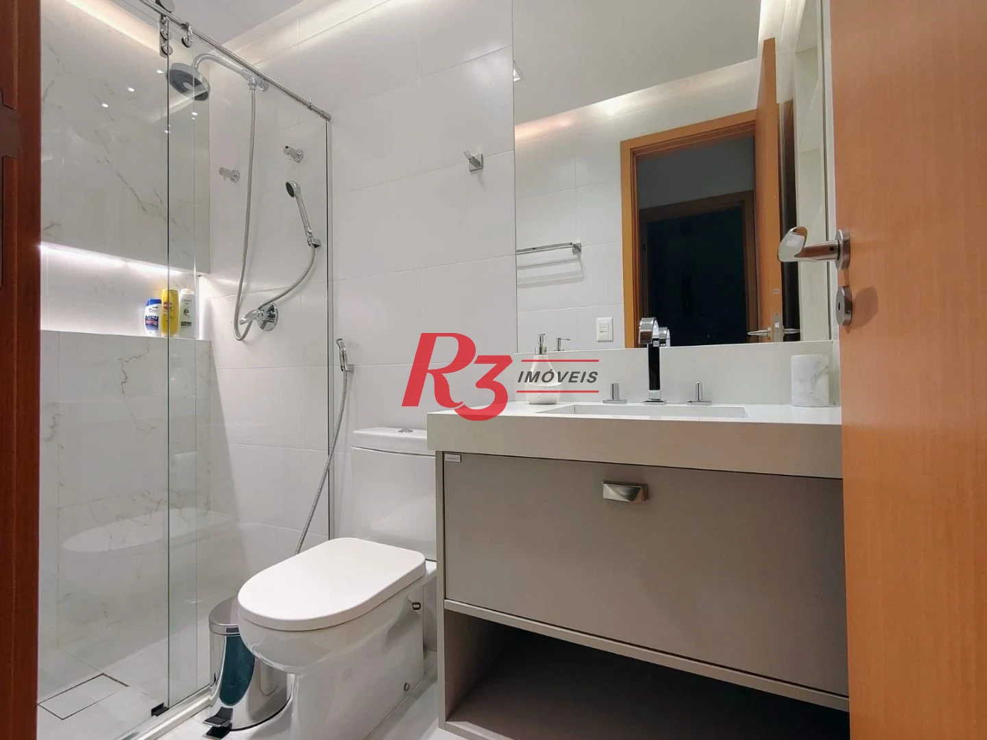 Apartamento com 3 dormitórios para alugar, com 104m², por R$ 15.000,00/mês - Gonzaga - Santos/SP