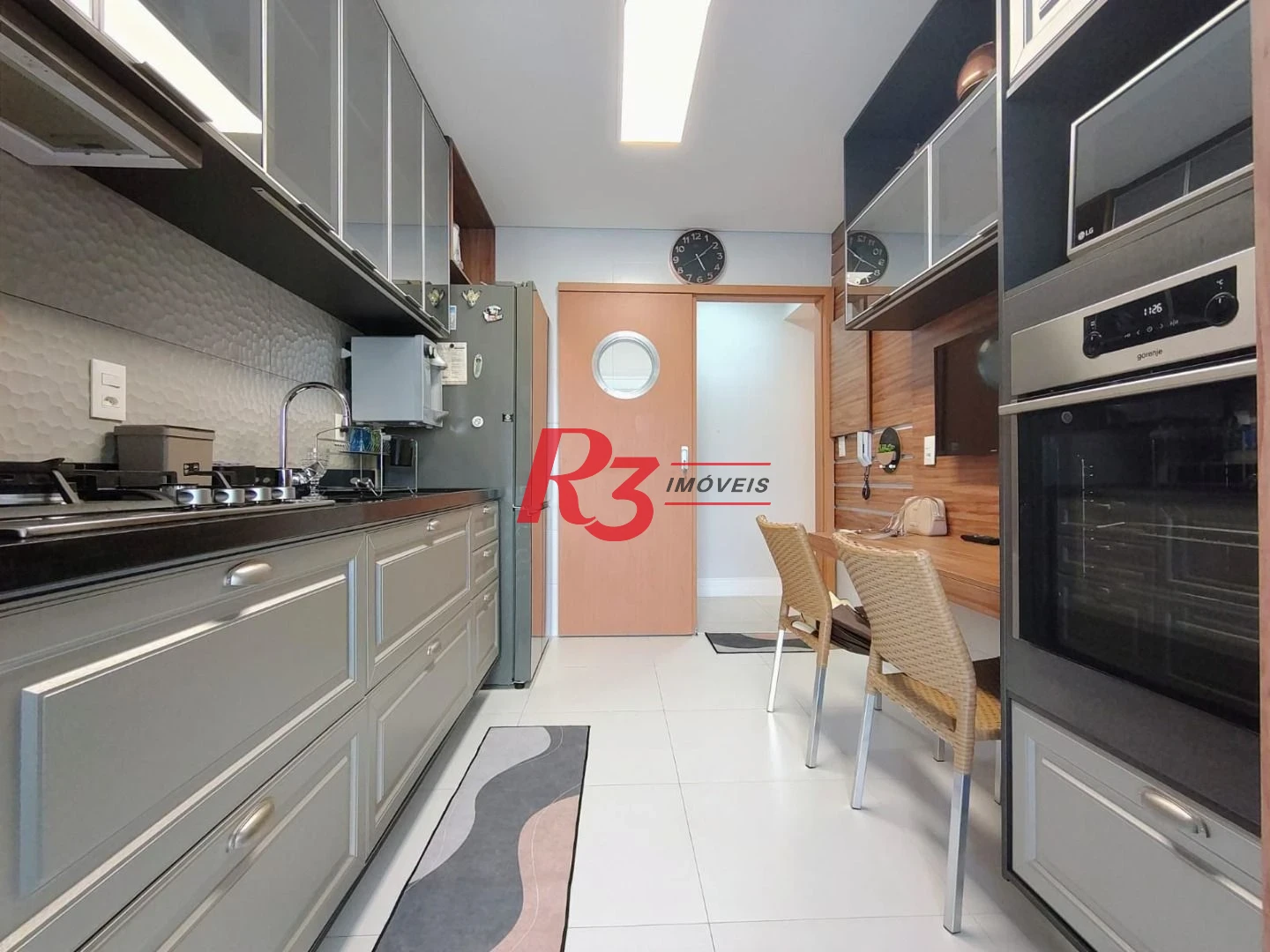 Apartamento com 3 dormitórios para alugar, com 104m², por R$ 15.000,00/mês - Gonzaga - Santos/SP