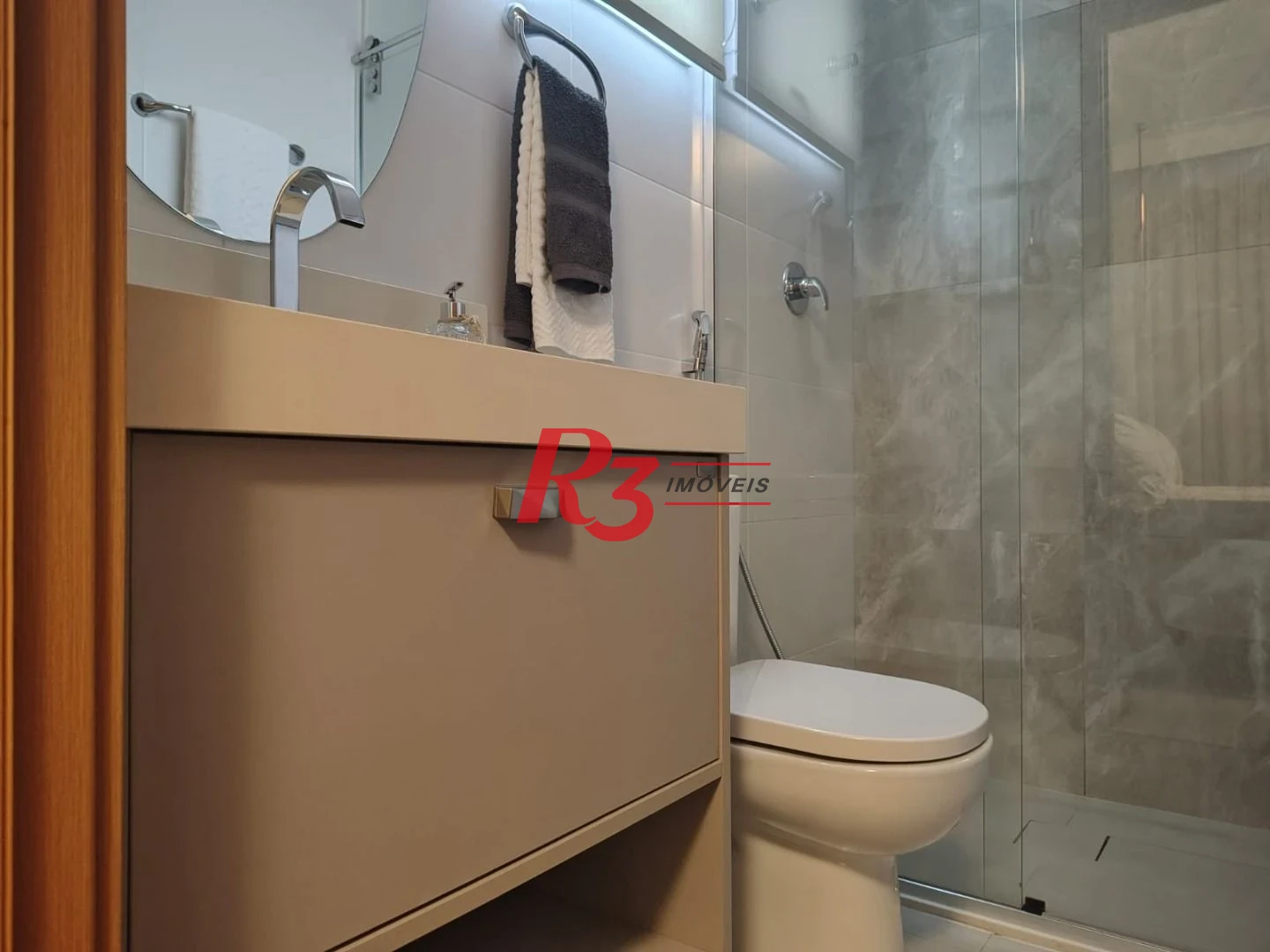 Apartamento com 3 dormitórios para alugar, com 104m², por R$ 15.000,00/mês - Gonzaga - Santos/SP