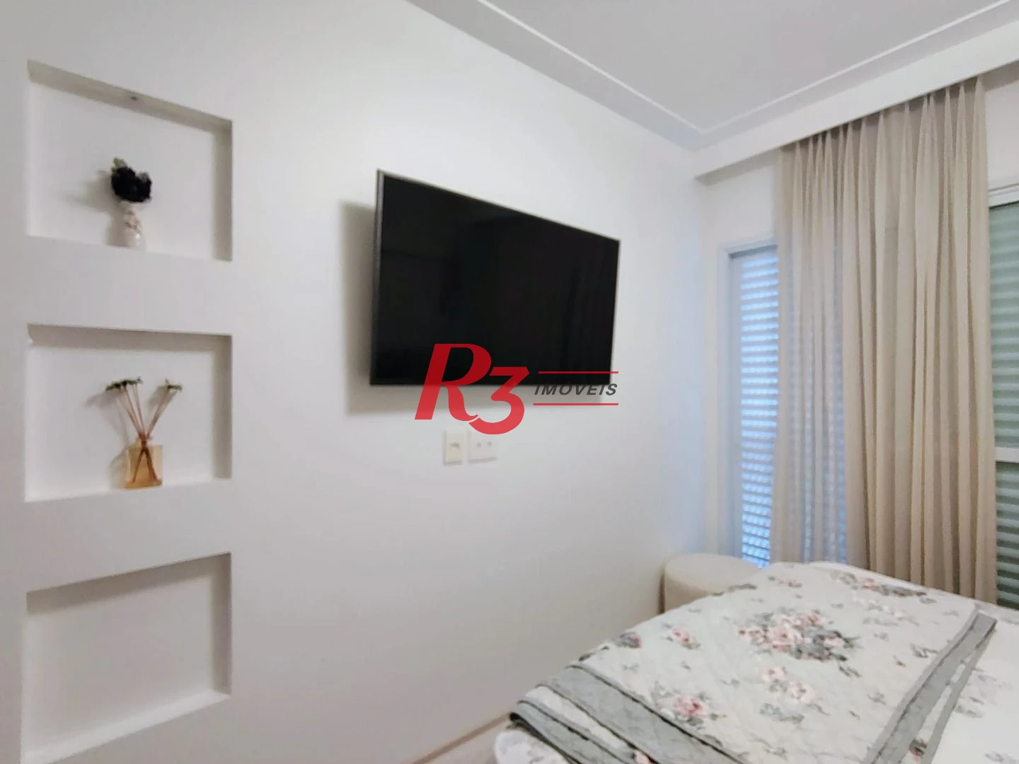 Apartamento com 3 dormitórios para alugar, com 104m², por R$ 15.000,00/mês - Gonzaga - Santos/SP