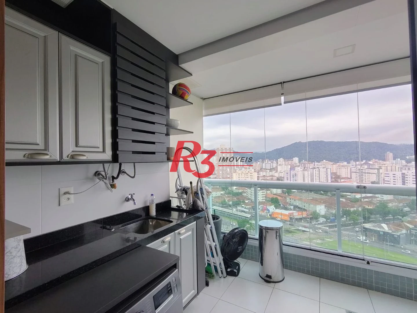 Apartamento com 3 dormitórios para alugar, com 104m², por R$ 15.000,00/mês - Gonzaga - Santos/SP