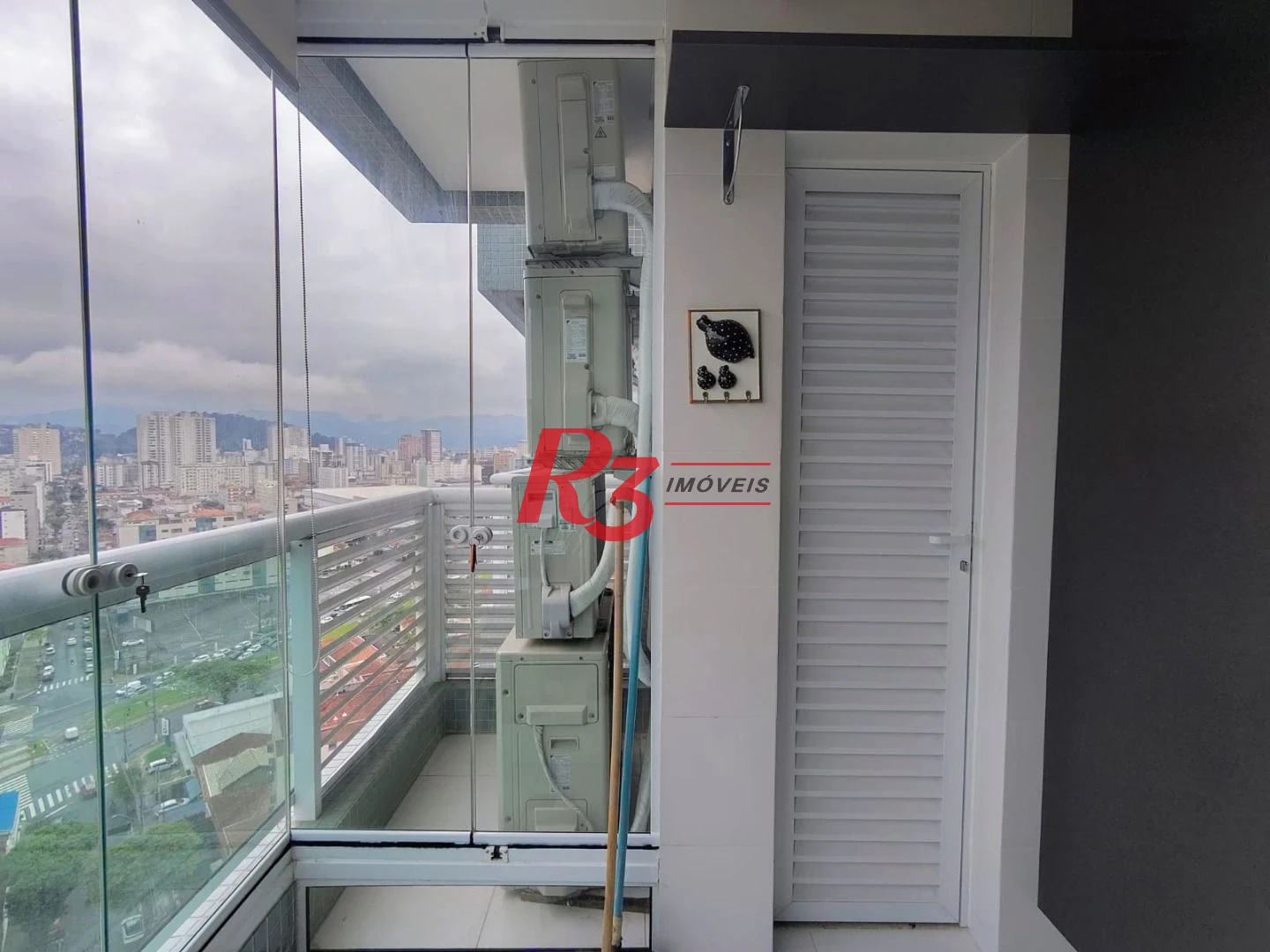 Apartamento com 3 dormitórios para alugar, com 104m², por R$ 15.000,00/mês - Gonzaga - Santos/SP