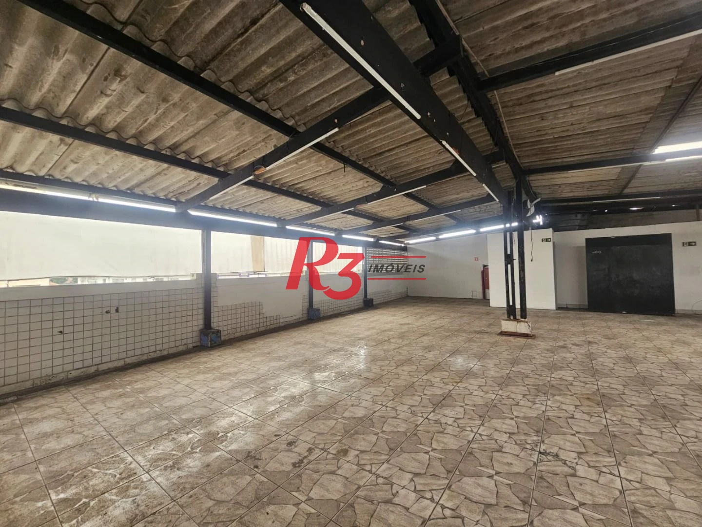 Sala Ampla sem Divisórias na Carvalho de Mendonça – 200m² | 2 Banheiros | Vista Livre