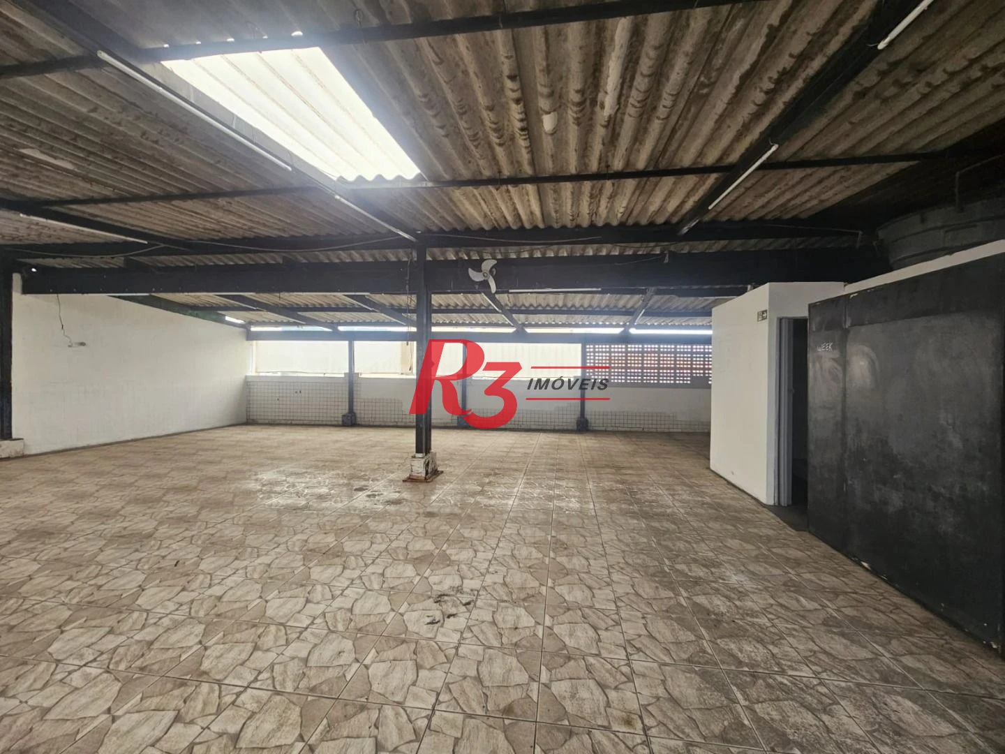 Sala Ampla sem Divisórias na Carvalho de Mendonça – 200m² | 2 Banheiros | Vista Livre